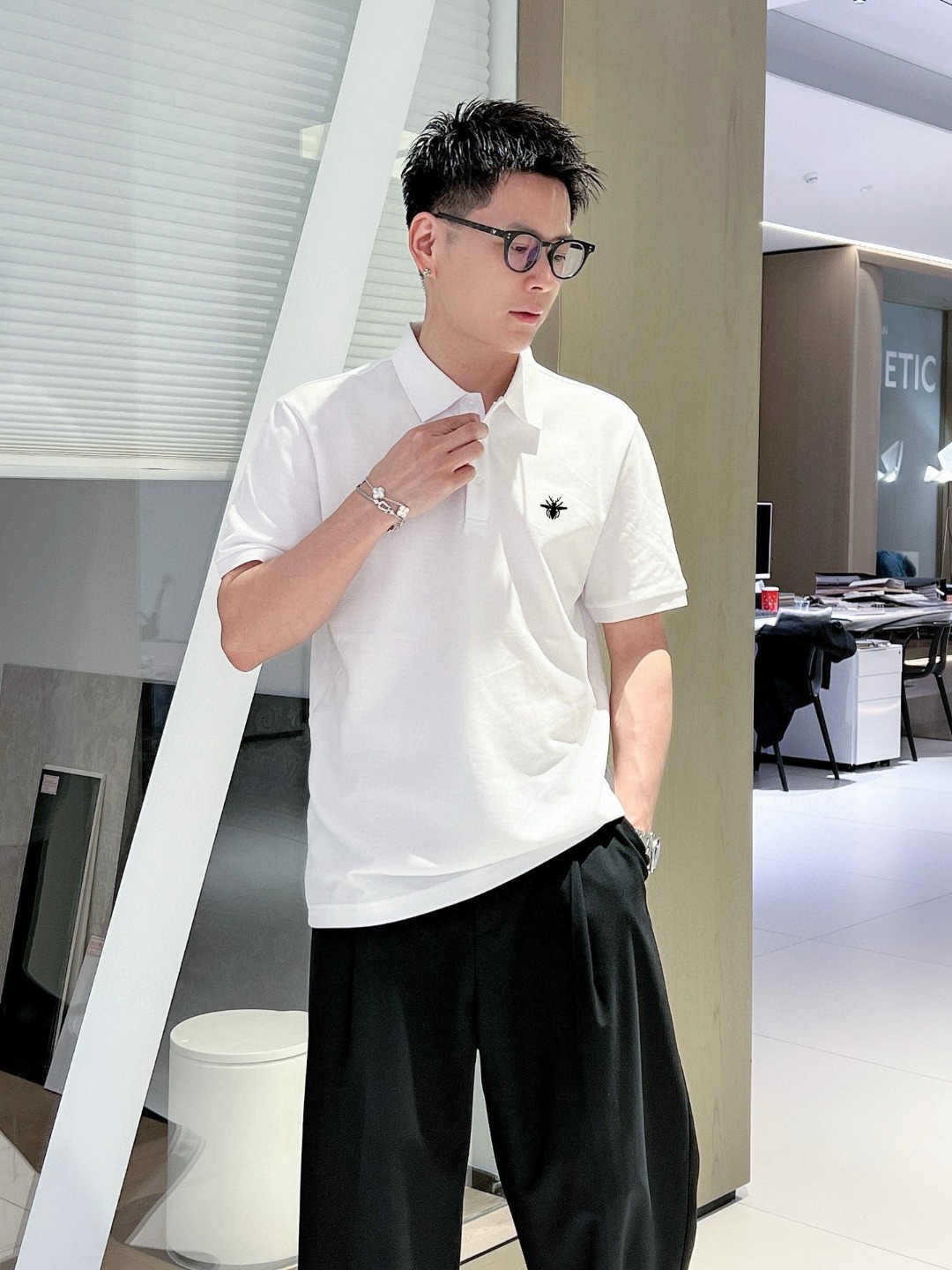 P95 迪奥 夏季新款 logo男士翻领Polo衫！经典商务男款，高端男装的天花板级别的商务男款！简约时尚大气不失优雅，单穿内搭体面过人，品质控/细节控的闭眼带走，低调又奢华有内涵！
颜色：黑色 白色 
尺码：M-3XL
