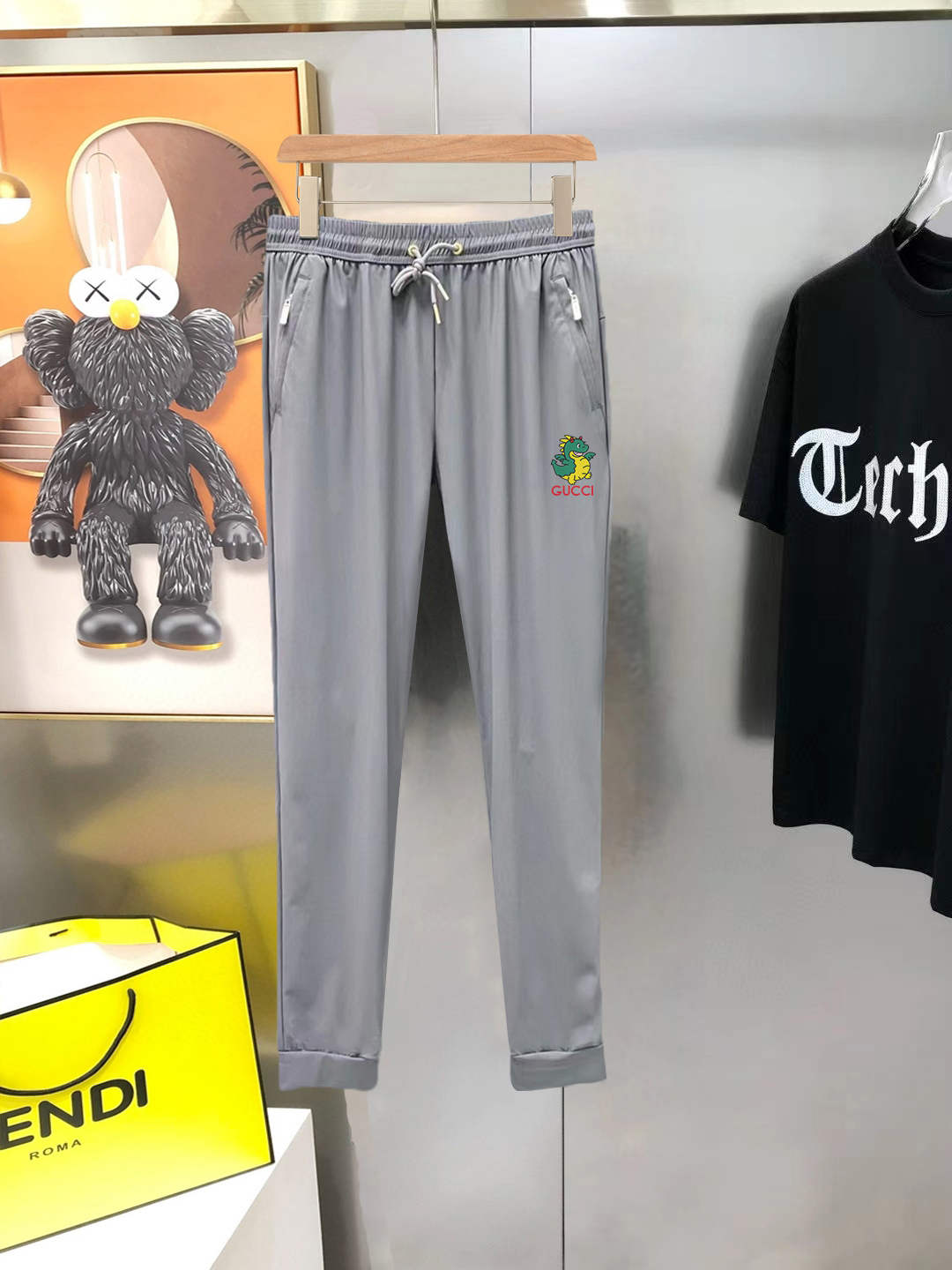 P125 Gucci Nuevo verano pantalones de seda de hielo de secado rápido de cuatro direcciones elásticos! ¡Clásico éxito de…