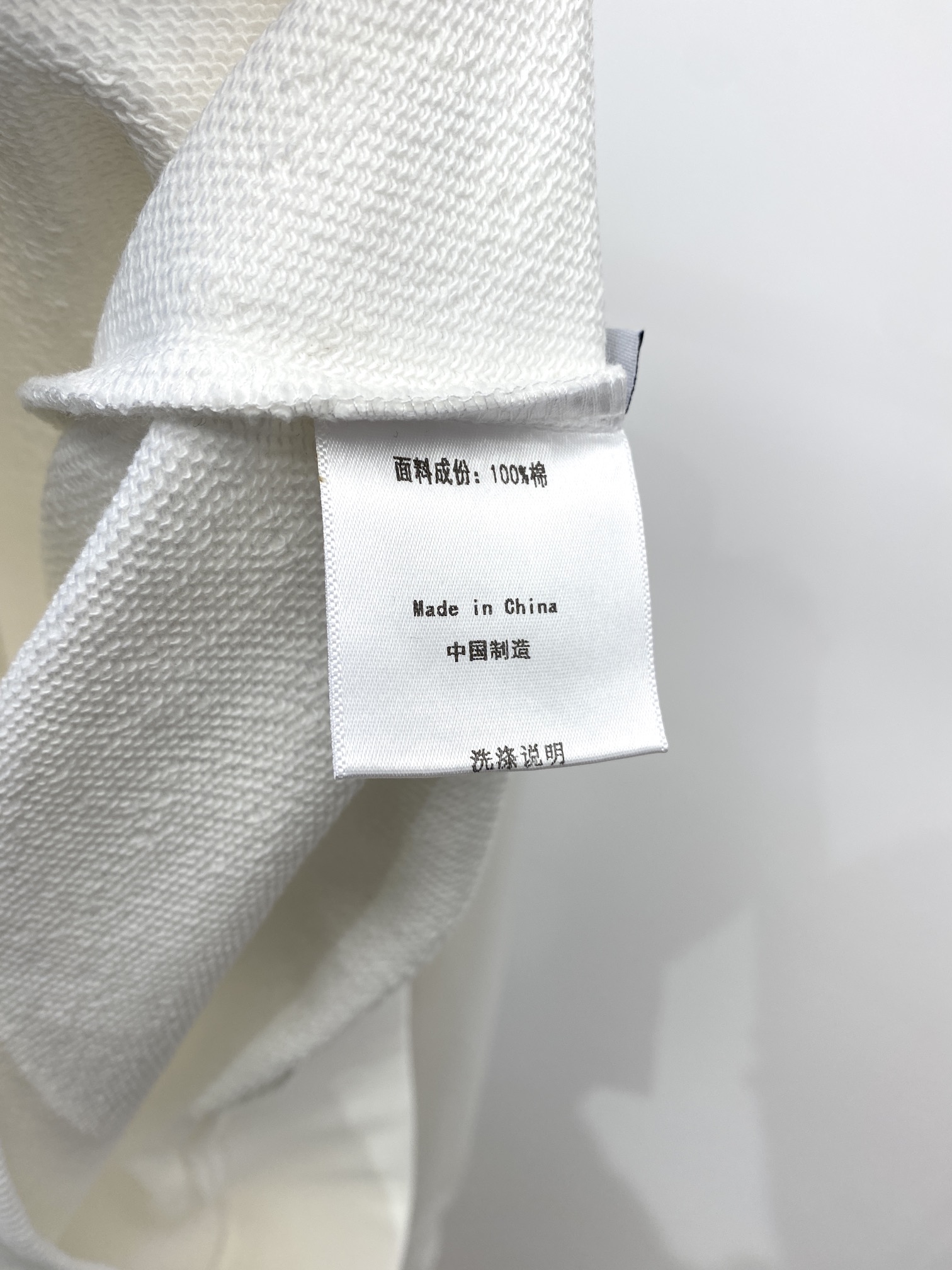 P95.00 纪梵希、新品卫衣，时尚帅气，简约百搭款，胸前顶级装饰图案logo，定制原版面料，不仅挺括，保持潮流的廓形，又穿着舒适，纱织更细腻，码数M-3XL