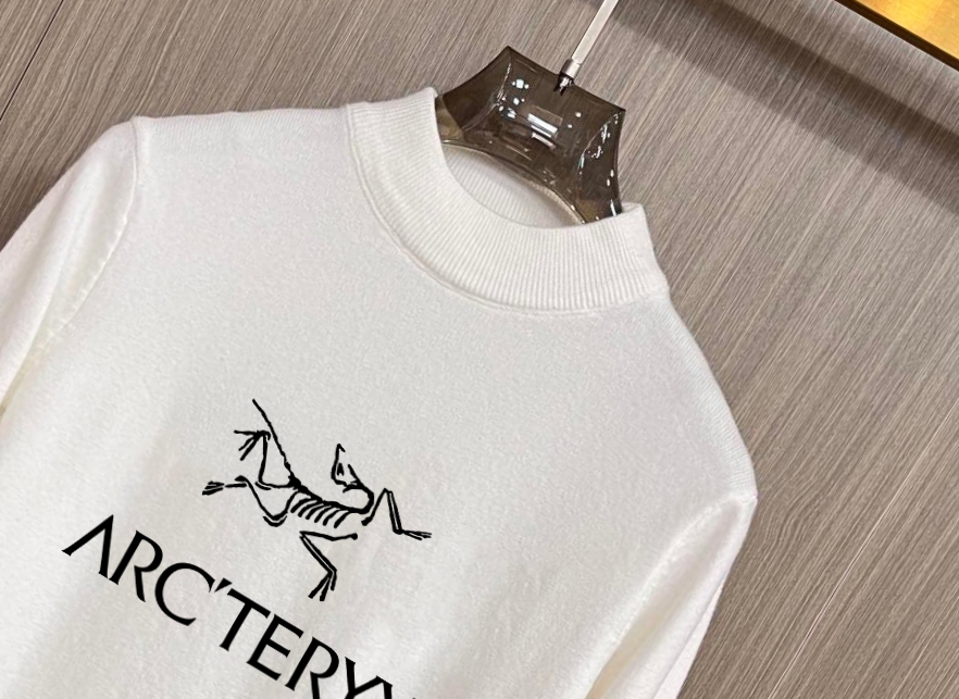 💰135 主推【始祖鸟】半高领毛衣 秋冬最新系列，专柜1:1顶级复刻，全品相！厚款，潮人必备单品！懂货的老铁赶紧下手,
尺码：M~3XL
颜色：黑色 白色