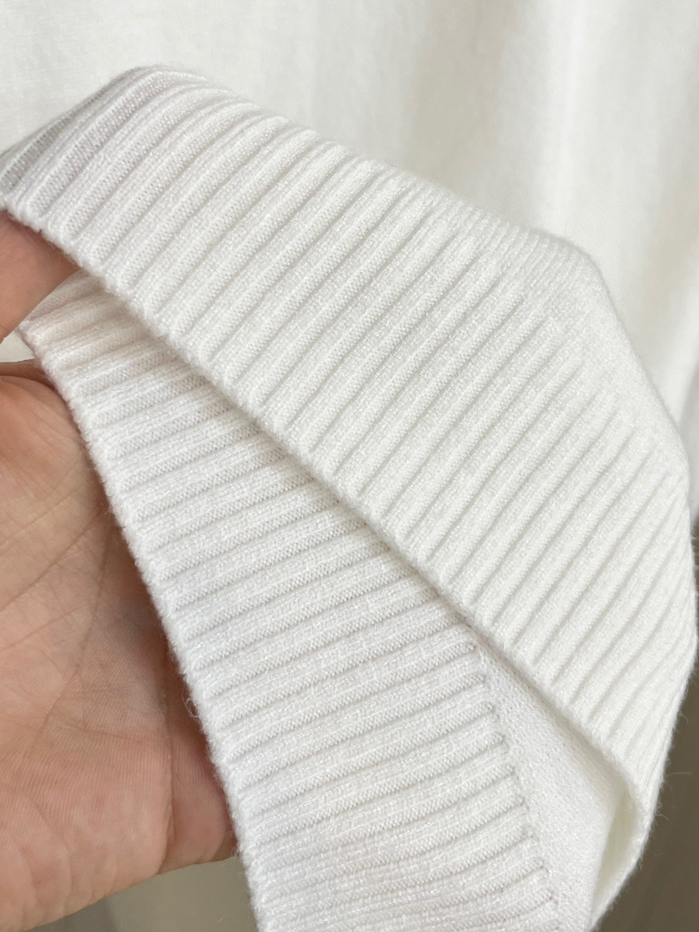 💰135 主推【始祖鸟】半高领毛衣 秋冬最新系列，专柜1:1顶级复刻，全品相！厚款，潮人必备单品！懂货的老铁赶紧下手,
尺码：M~3XL
颜色：黑色 白色