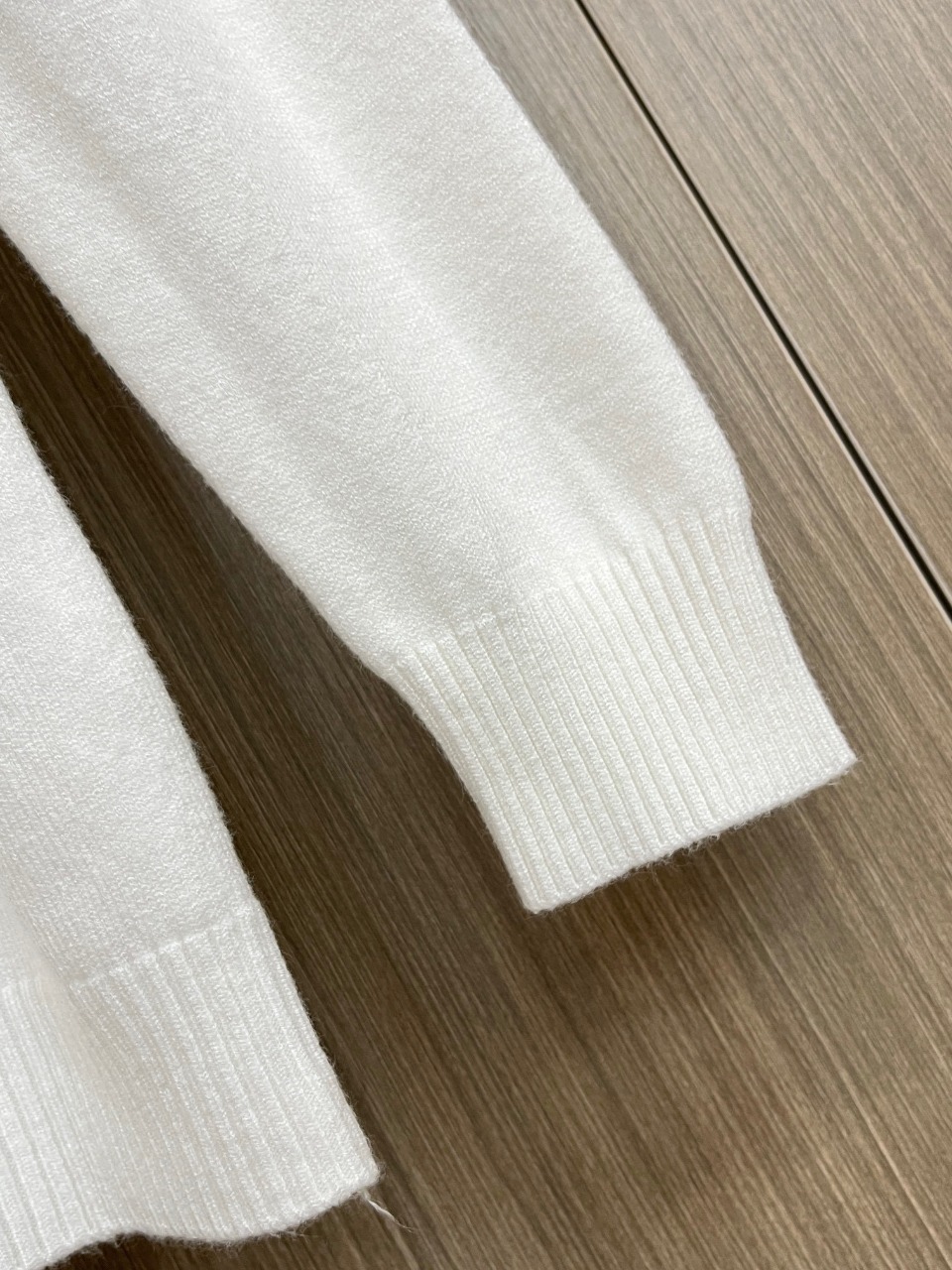 💰135 主推【始祖鸟】半高领毛衣 秋冬最新系列，专柜1:1顶级复刻，全品相！厚款，潮人必备单品！懂货的老铁赶紧下手,
尺码：M~3XL
颜色：黑色 白色