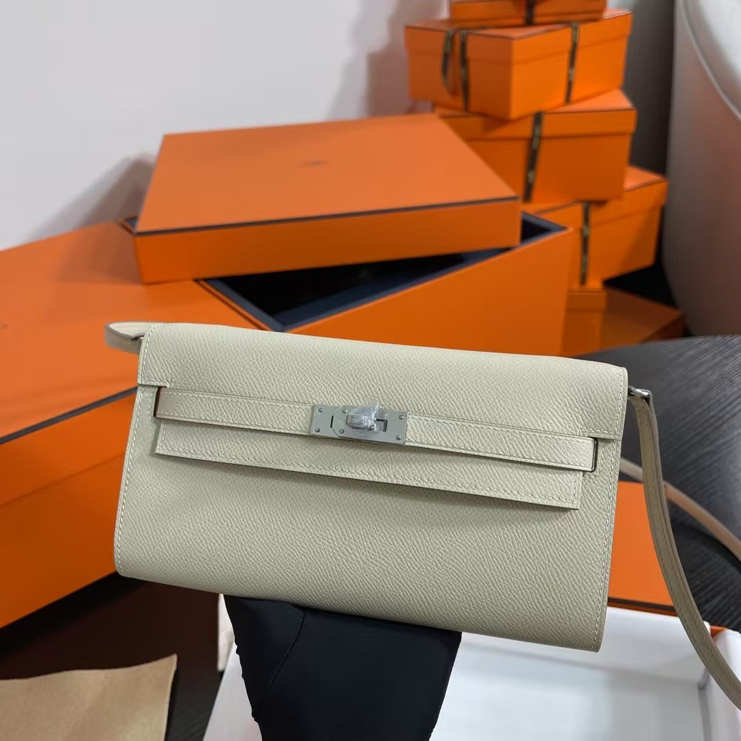 NO:699634,Half-hand ready stock Kelly WOC hot-selling model, everyone must pay, practical, multi-purpose, detailed picture Color: milkshake white Gold and silver buckle ready stock Synchronous counter wax thread sewing A-grade ESOM leather [ready stock] (dimensions length 20.5 x width 11x thickness 2 cm)  Kelly crossbody bag, with shoulder strap, 4 card slots, 2 bill pockets, 1 central zipper coin purse, perfect with a small card holder, Hermes, hermes, wallets, satchels, crossbody bags, Hermes,19860909半手现货 Kelly woc热销款,每个人必收款,实用,多用处,细节图 颜色:奶昔白 金银扣现货 同步专柜蜡线缝制 A级ESOM皮【现货】（尺寸长20.5 x 宽11x 厚2厘米） 凯丽斜挎包,有肩带,4个卡槽,2个钞票口袋,1个中央拉链零钱包,配上小卡包再佳,爱马仕,hermes,wallets,satchels,crossbody bags,Hermes,,Bag