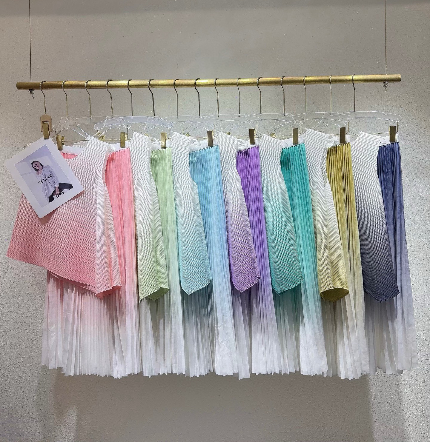 “High-Quality Women’s Clothes: Sleeveless Shirt and Half-Love Suit Collection” - 图片 8