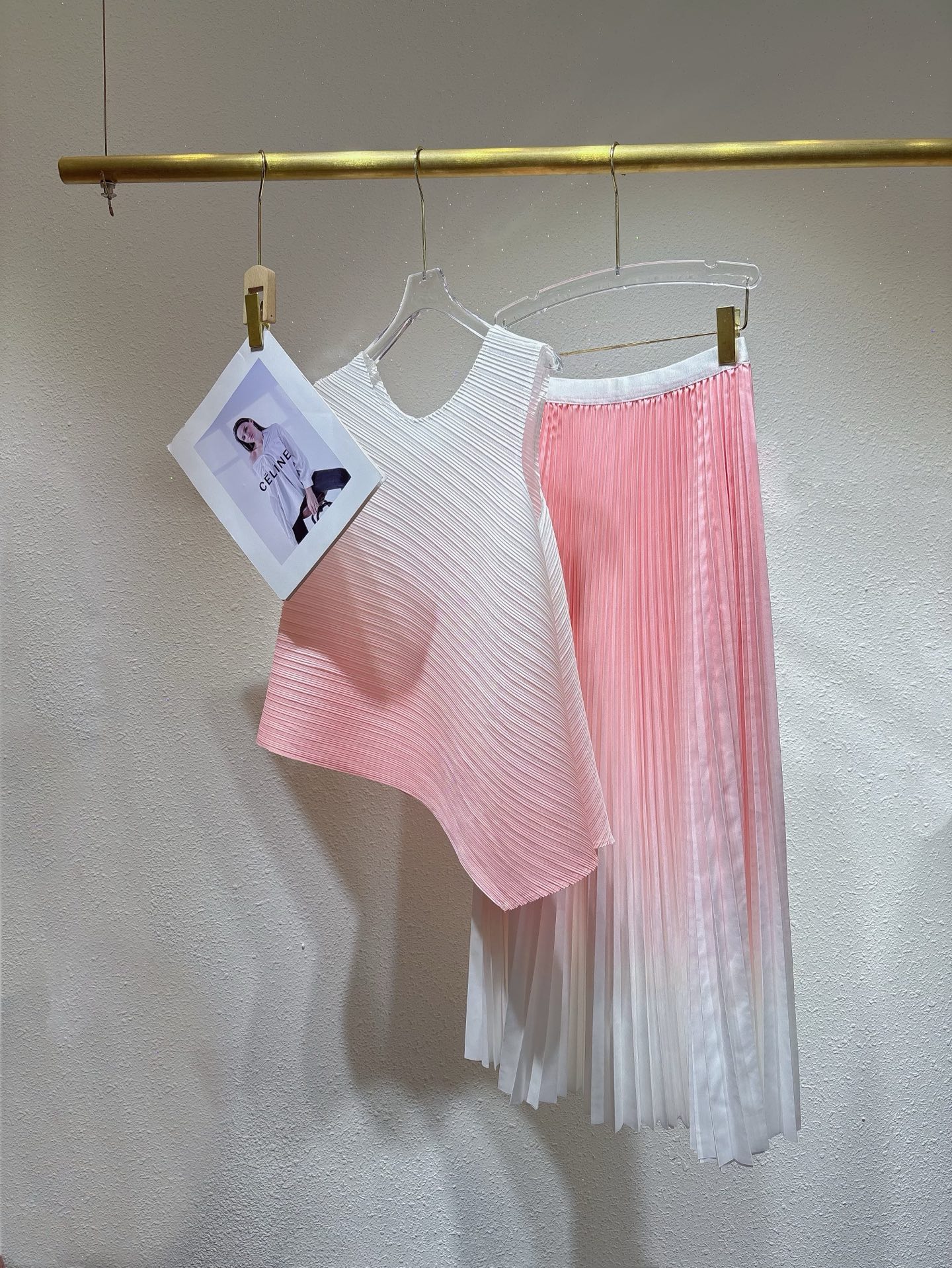 “High-Quality Women’s Clothes: Sleeveless Shirt and Half-Love Suit Collection” - 图片 5