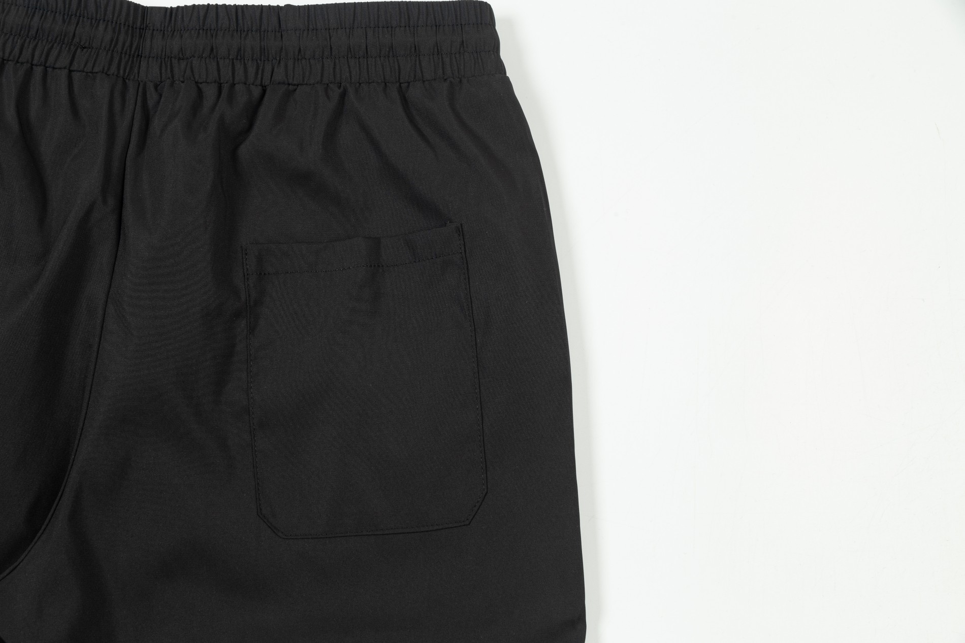 Bottega Veneta’s 2024 Summer Beach Pants: Stylish, High-Quality, Super-Real Filming. - 图片 5