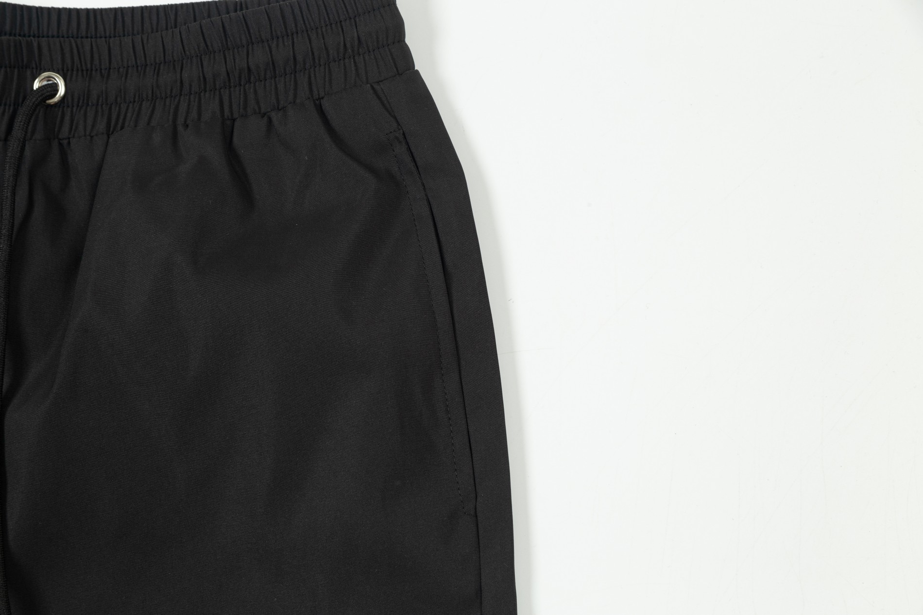 Bottega Veneta’s 2024 Summer Beach Pants: Stylish, High-Quality, Super-Real Filming. - 图片 4
