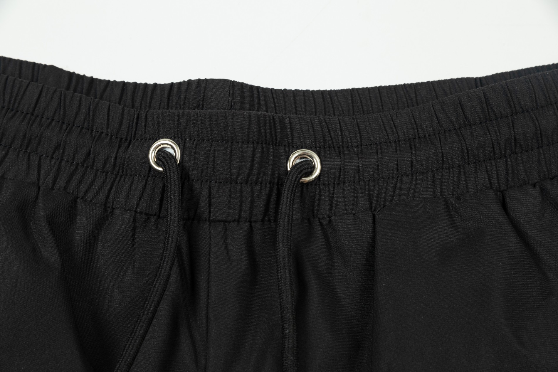 Bottega Veneta’s 2024 Summer Beach Pants: Stylish, High-Quality, Super-Real Filming. - 图片 3