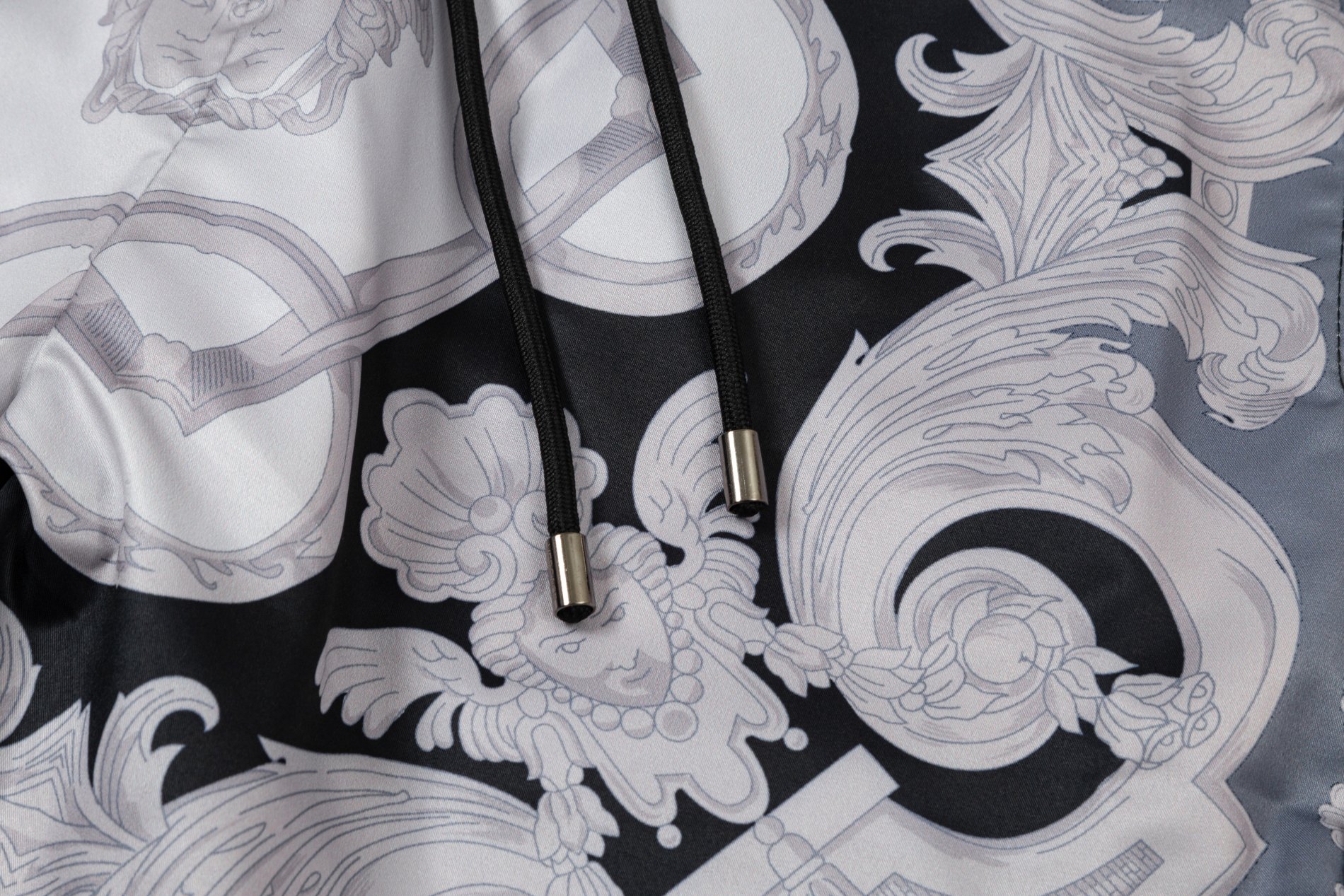 Versace 2024 Beach Trip Collection: High-Quality, Comfortable, and Stylish Net Shorts. - 图片 5