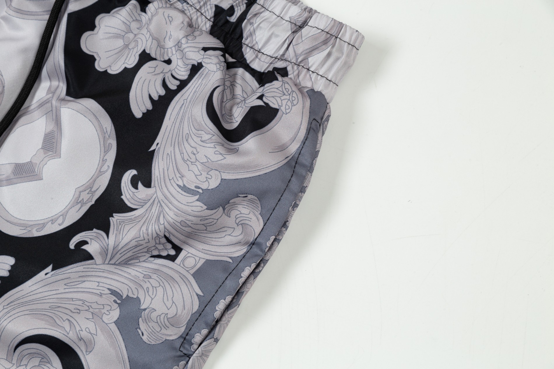 Versace 2024 Beach Trip Collection: High-Quality, Comfortable, and Stylish Net Shorts. - 图片 3