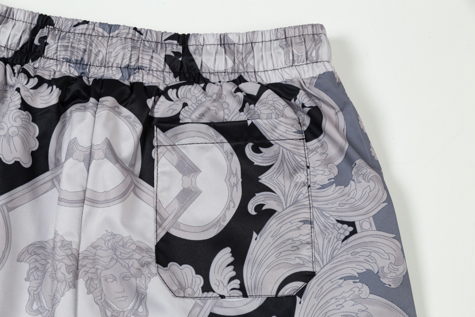 Versace 2024 Beach Trip Collection: High-Quality, Comfortable, and Stylish Net Shorts. - 图片 4