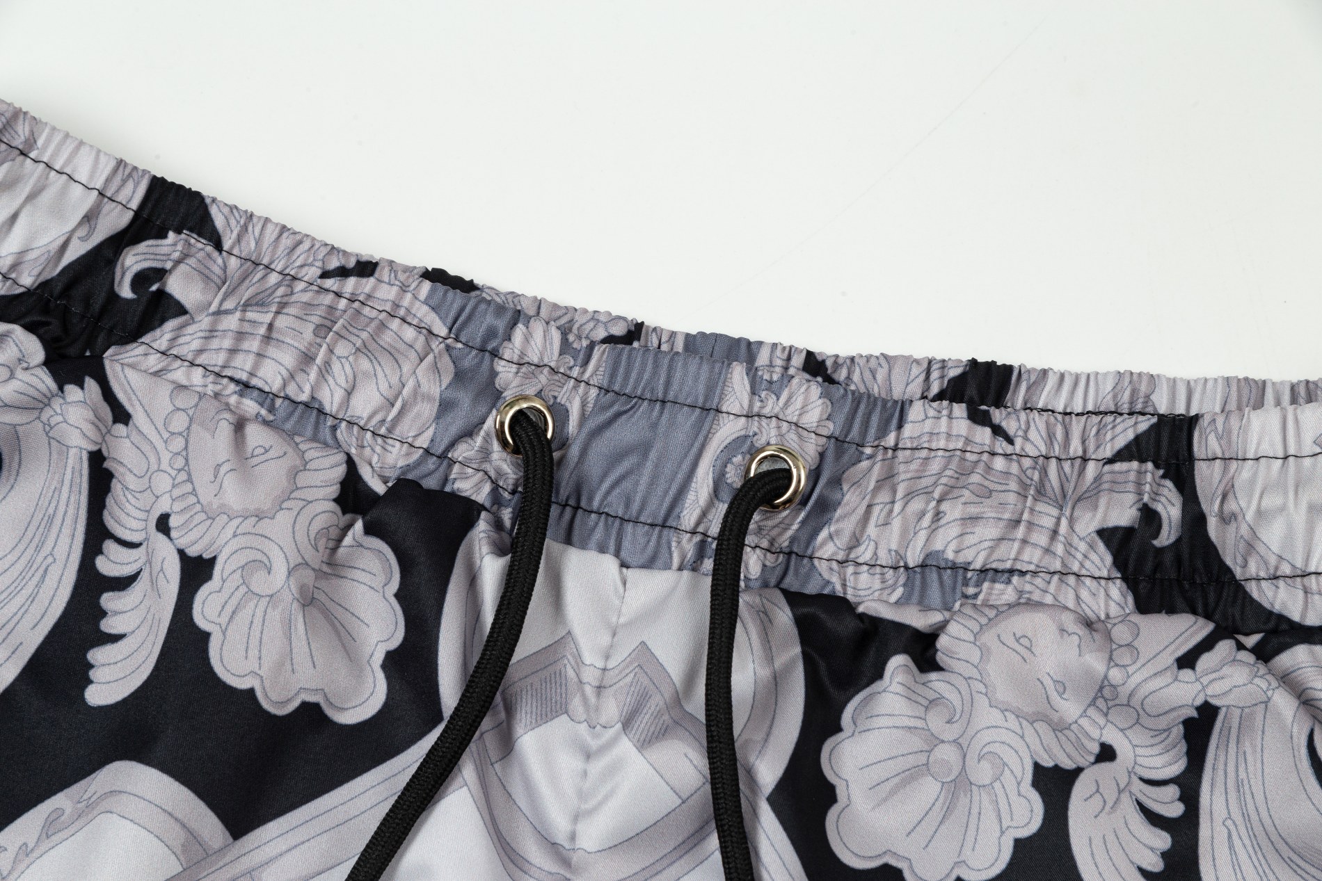 Versace 2024 Beach Trip Collection: High-Quality, Comfortable, and Stylish Net Shorts. - 图片 6