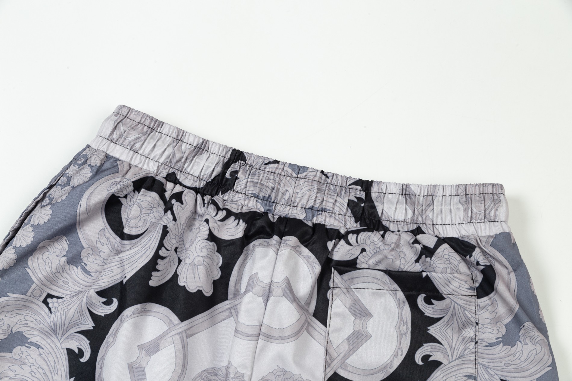 Versace 2024 Beach Trip Collection: High-Quality, Comfortable, and Stylish Net Shorts. - 图片 7
