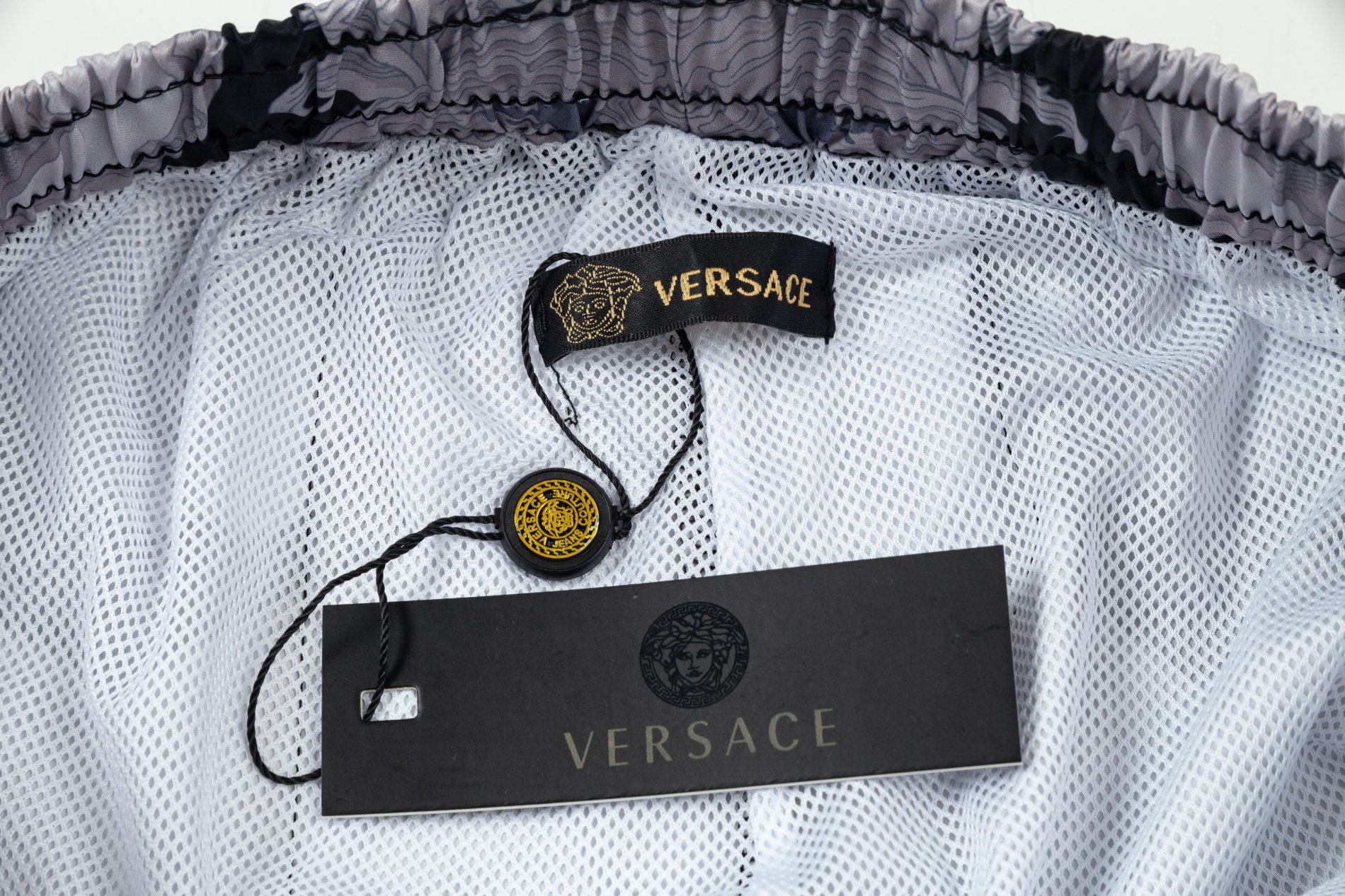Versace 2024 Beach Trip Collection: High-Quality, Comfortable, and Stylish Net Shorts. - 图片 9