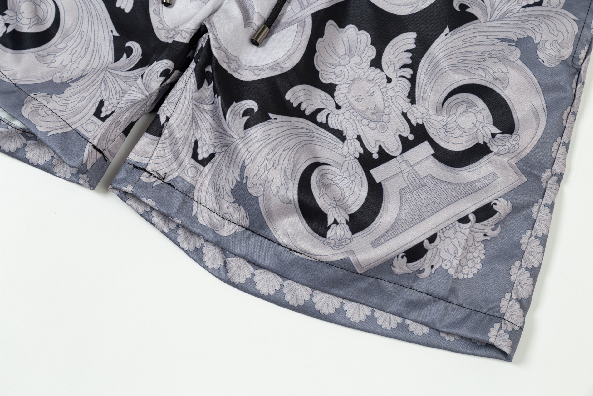Versace 2024 Beach Trip Collection: High-Quality, Comfortable, and Stylish Net Shorts. - 图片 8