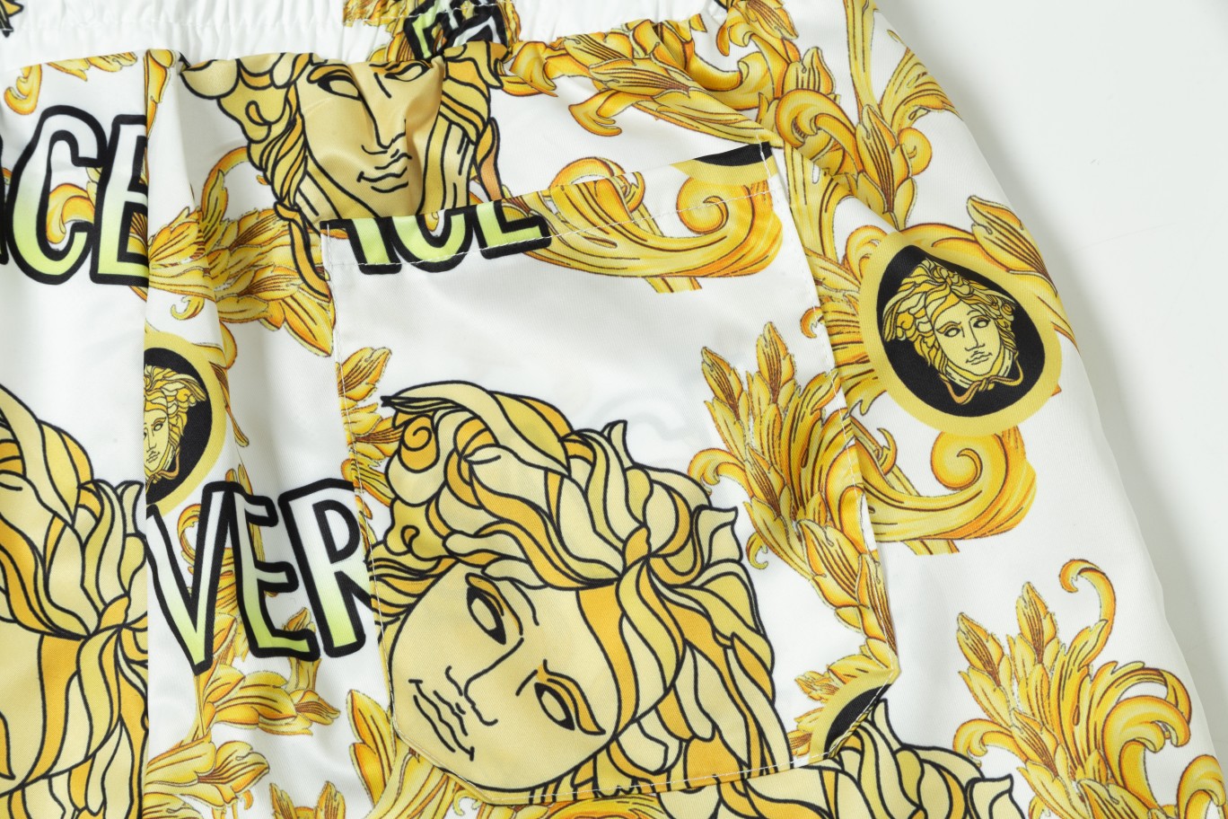 Versace 2024: High-Order Original Hardware Beach Shorts with Dry Fabric. - 图片 4