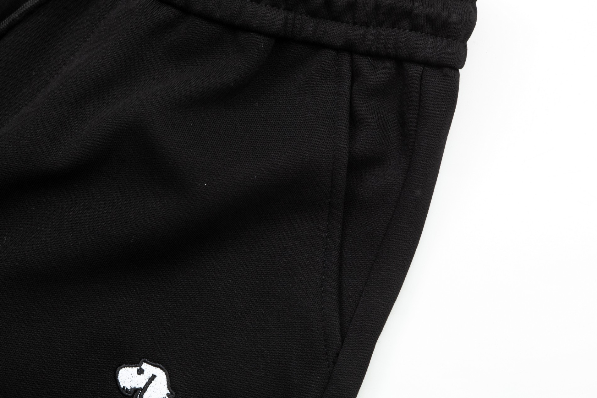 Tom Browne 24 Autumn Tight Logo: High-End Tailored Faceware with Air-Comfort and Impeccable Detail - 图片 3