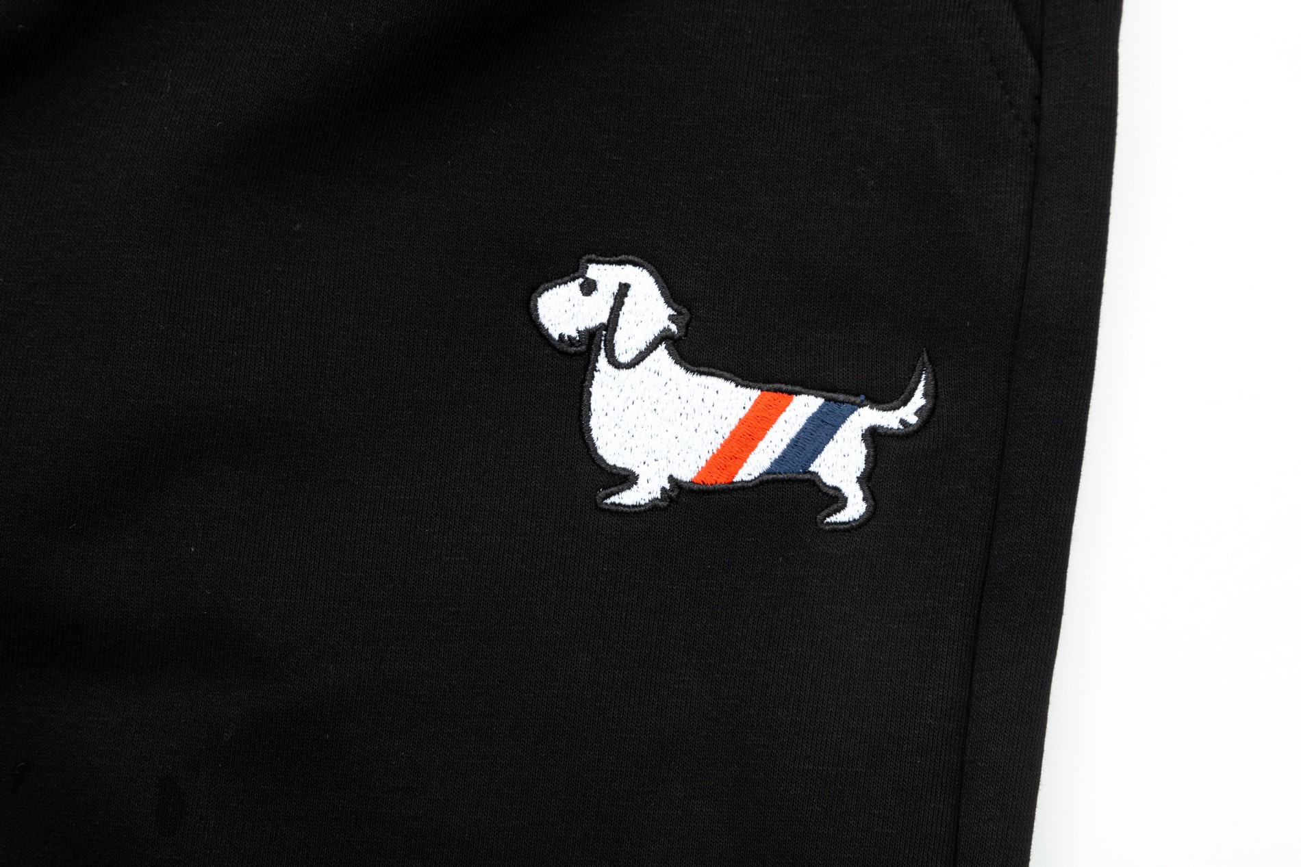 Tom Browne 24 Autumn Tight Logo: High-End Tailored Faceware with Air-Comfort and Impeccable Detail - 图片 8