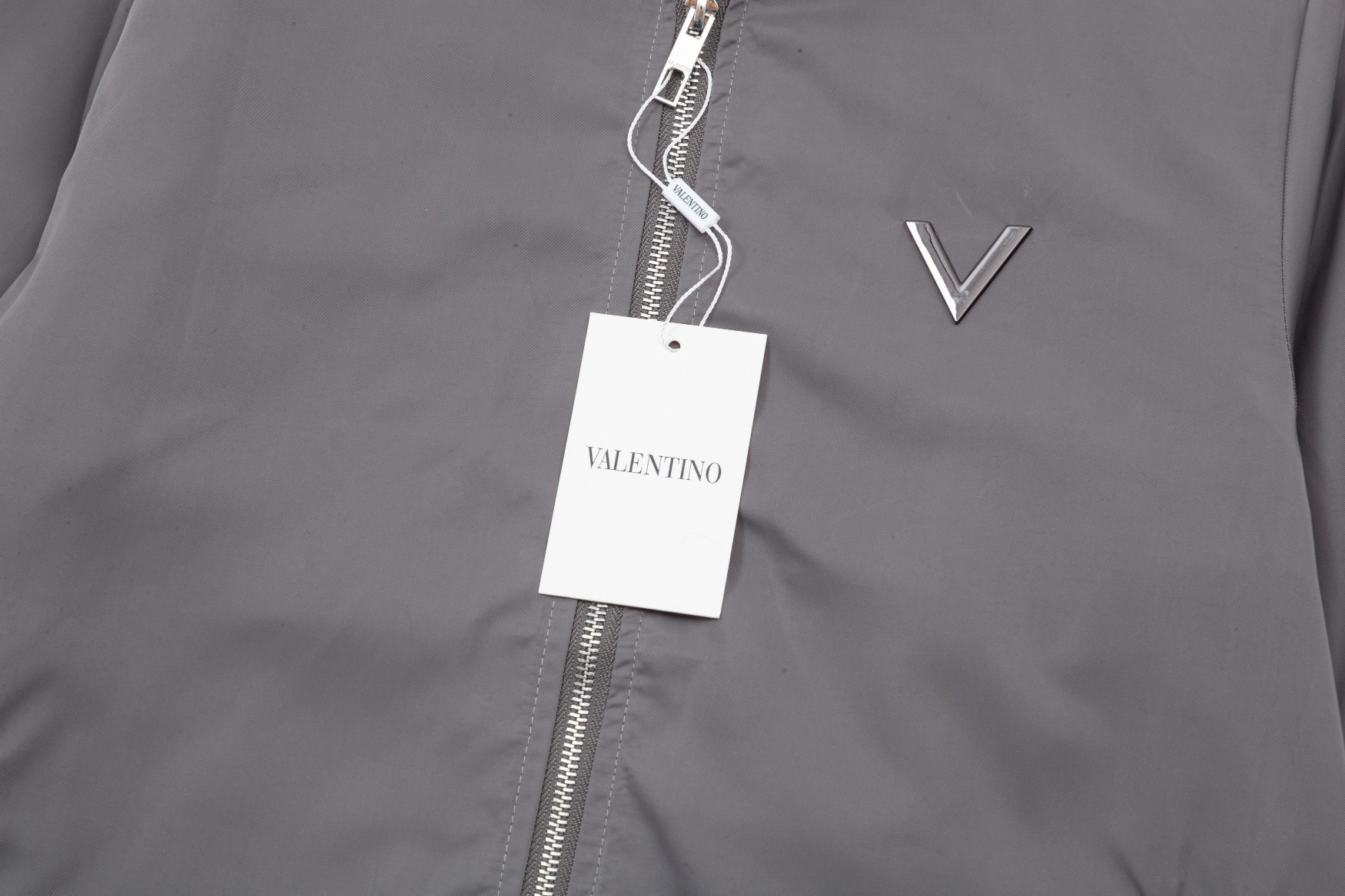 New XGS Windproof Jacket by Valentino Valentino: Stylish, Functional, and Synchronized for 2024 - 图片 4