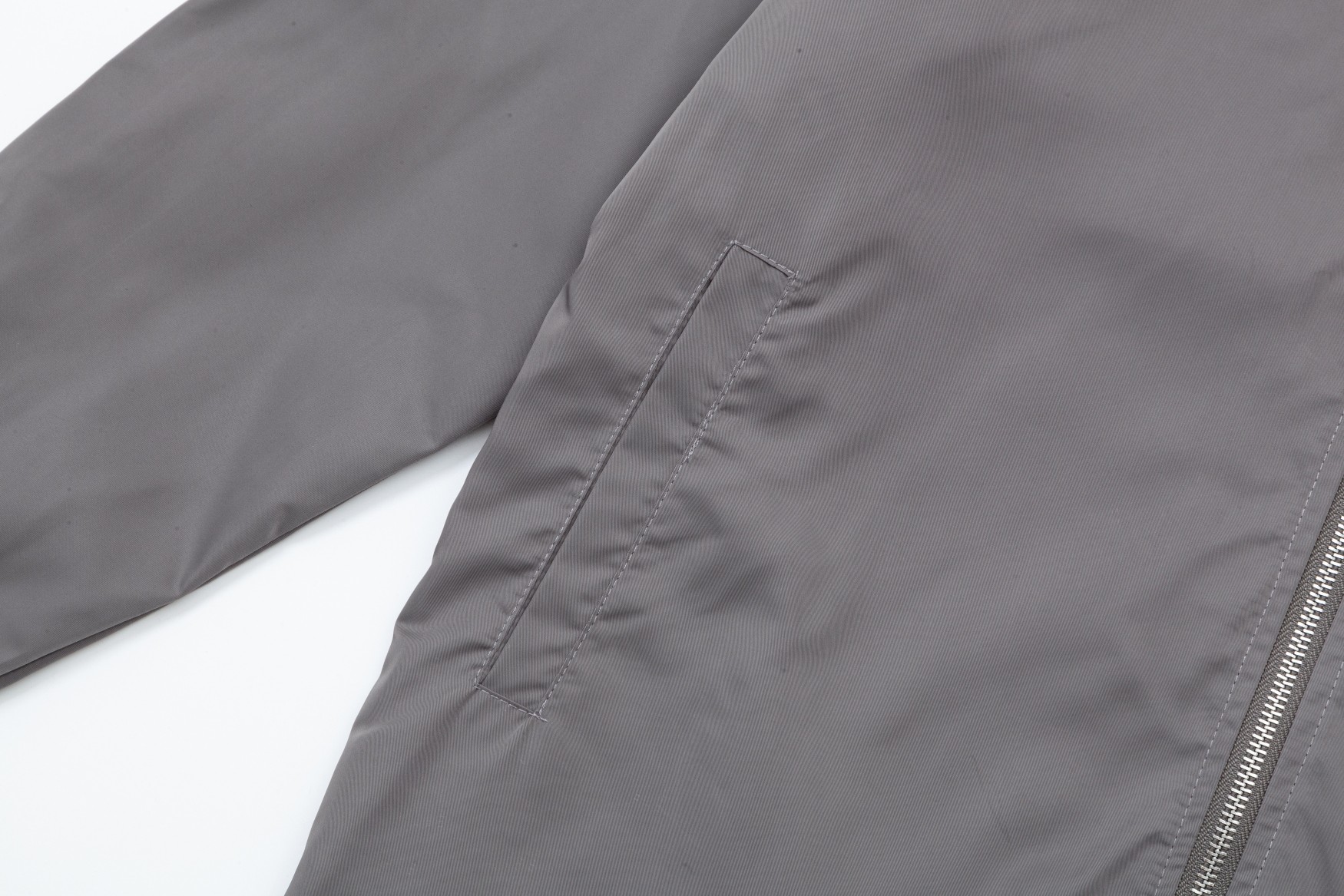 New XGS Windproof Jacket by Valentino Valentino: Stylish, Functional, and Synchronized for 2024 - 图片 6