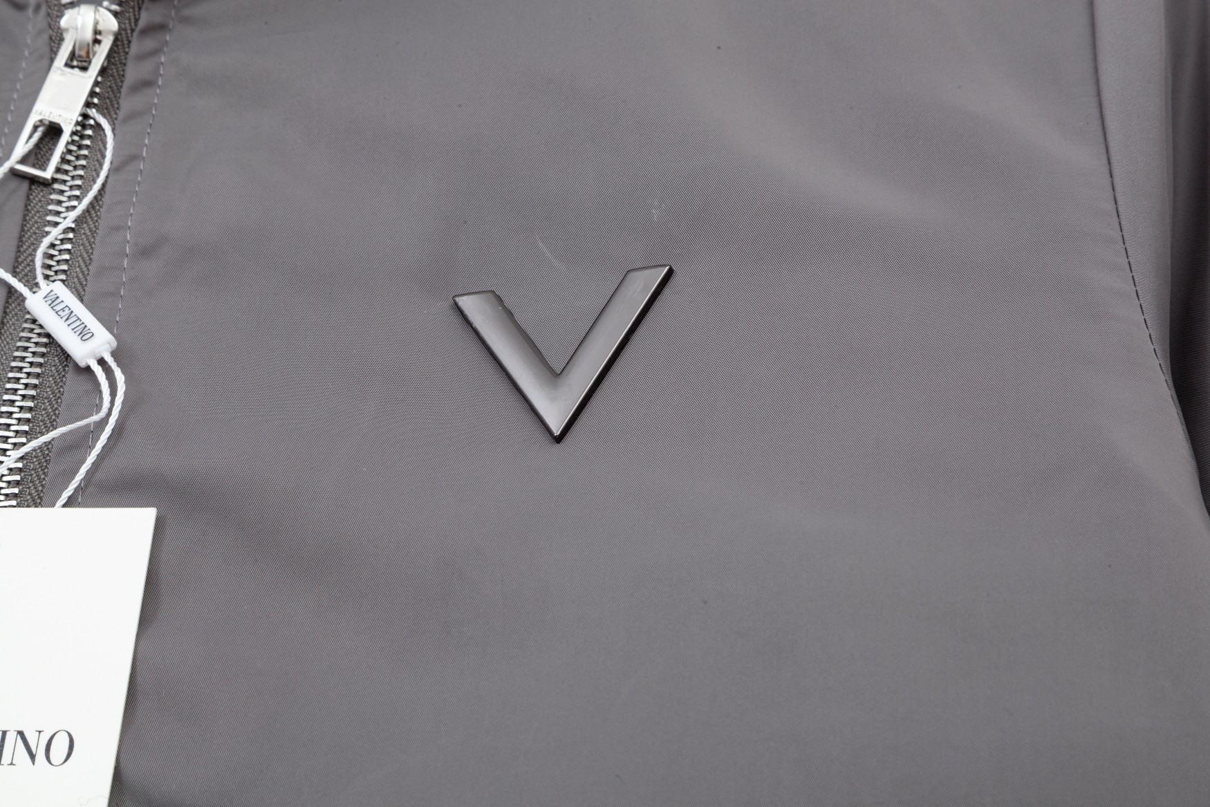 New XGS Windproof Jacket by Valentino Valentino: Stylish, Functional, and Synchronized for 2024 - 图片 5