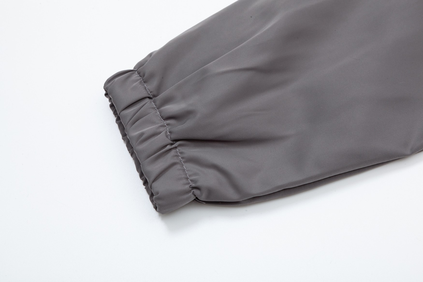 New XGS Windproof Jacket by Valentino Valentino: Stylish, Functional, and Synchronized for 2024 - 图片 8