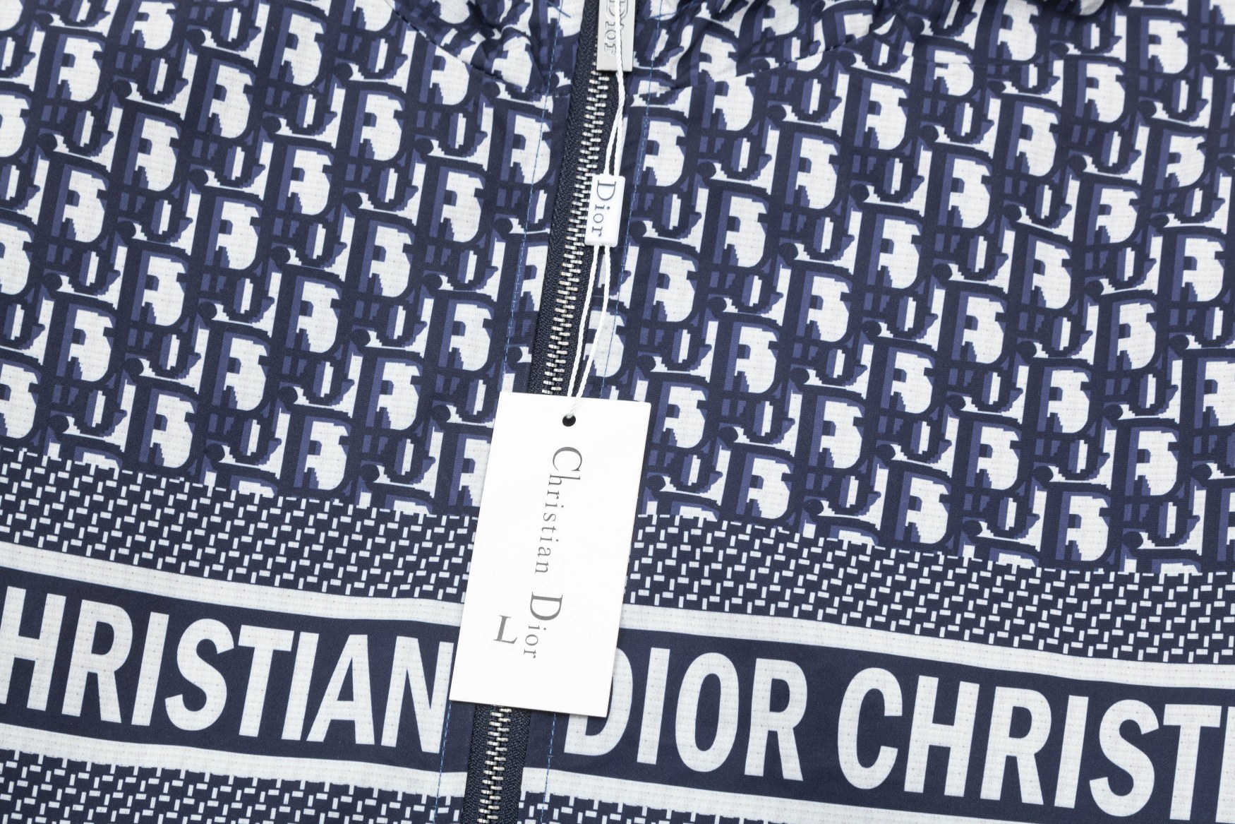 🅿165
2025 迪奥DiOr 秋冬新款  经典DiOr老花 五金Logo.高品质连帽外套 主推爆版  臻选定制面料 更高档次  高密度记忆拉丝里料  更加时尚舒适 高标准定制 上身非常有型 经典百搭 任何时装都可以搭配 版型超级好 值得推荐！ 
颜色：图片色
码数:  M-4XL