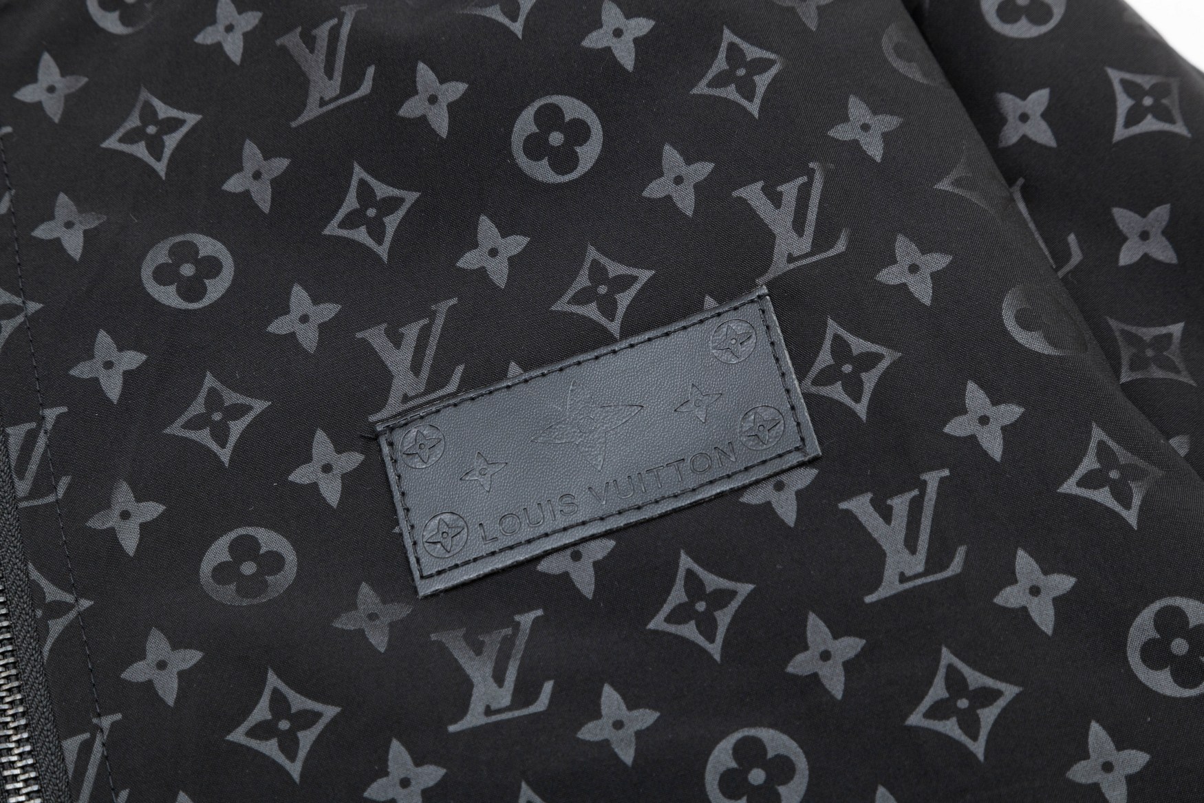 
🅿165
2025 LV驴家 秋冬新款  经典老花 五金Logo.高品质连帽外套 主推爆版  臻选定制面料 更高档次  高密度记忆拉丝里料  更加时尚舒适 高标准定制 上身非常有型 经典百搭 任何时装都可以搭配 版型超级好 值得推荐！ 
颜色：黑色
码数:  M-4XL
