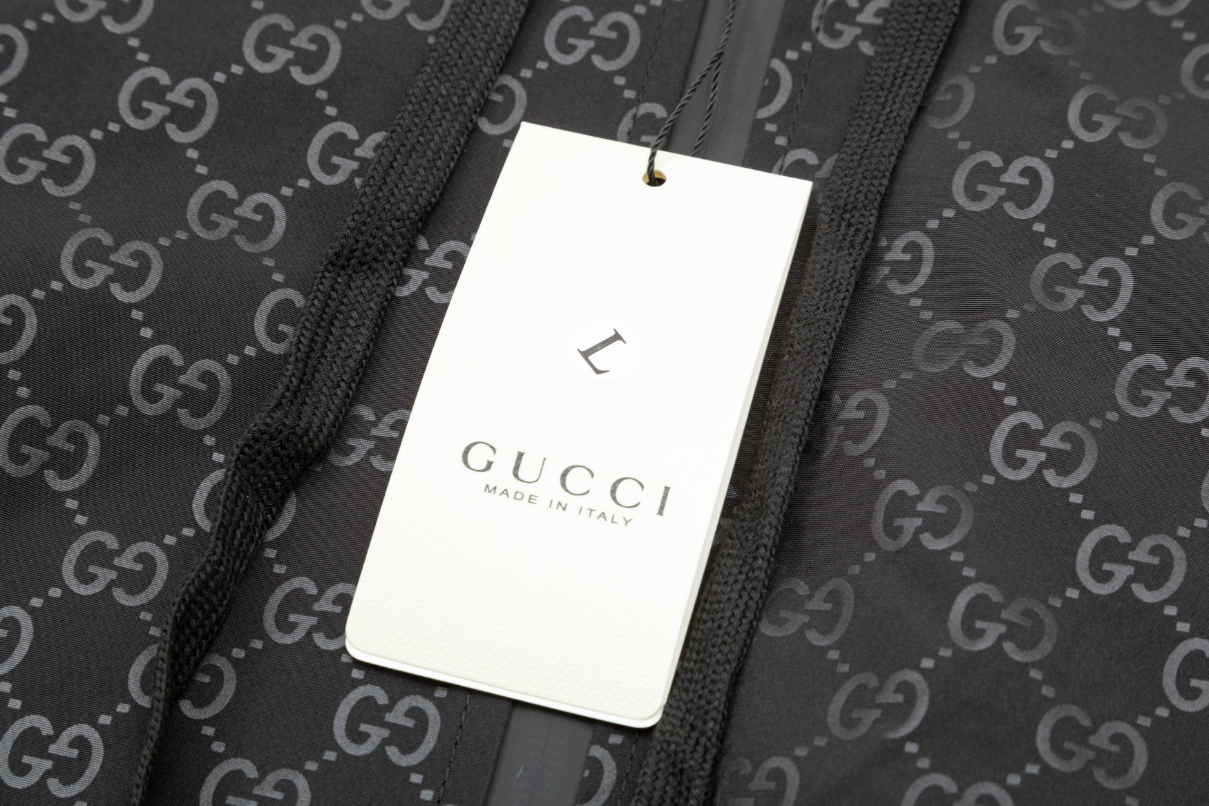 🅿165
2025  古驰GUCCI… 秋冬新款  经典老双G五金拉链Logo.高品质连帽外套 主推爆版  臻选定制面料 更高档次  高密度记忆拉丝里料  更加时尚舒适 高标准定制 上身非常有型 经典百搭 任何时装都可以搭配 版型超级好 值得推荐！ 
颜色：黑色 
码数:  M-4XL