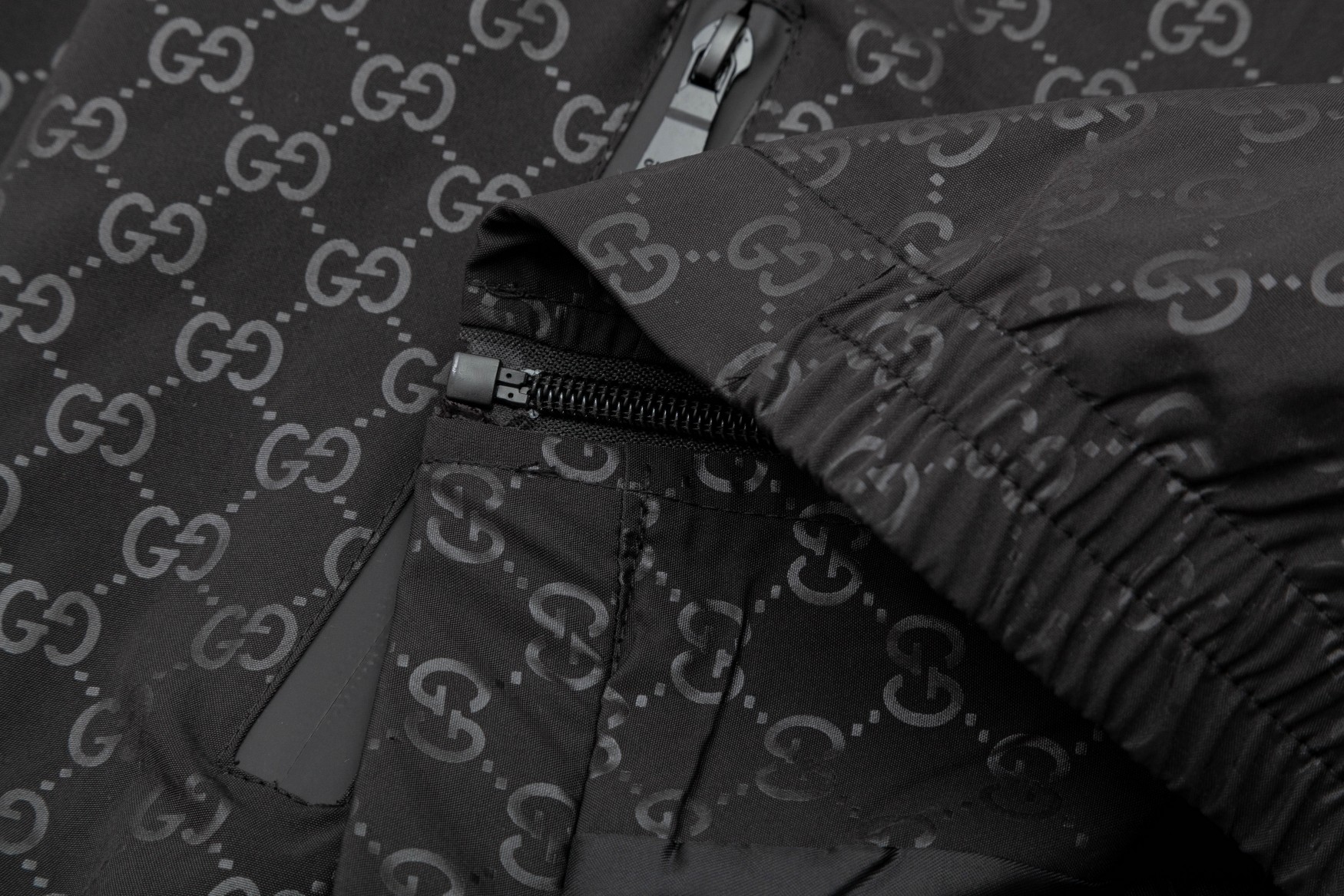 🅿165
2025  古驰GUCCI… 秋冬新款  经典老双G五金拉链Logo.高品质连帽外套 主推爆版  臻选定制面料 更高档次  高密度记忆拉丝里料  更加时尚舒适 高标准定制 上身非常有型 经典百搭 任何时装都可以搭配 版型超级好 值得推荐！ 
颜色：黑色 
码数:  M-4XL
