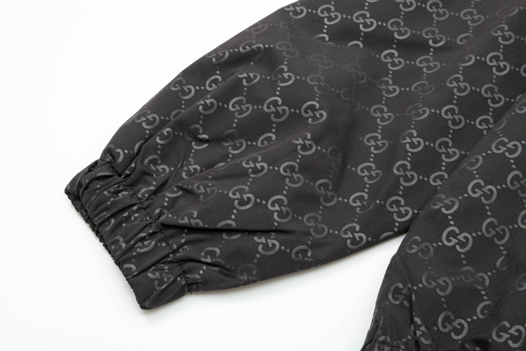 🅿165
2025  古驰GUCCI… 秋冬新款  经典老双G五金拉链Logo.高品质连帽外套 主推爆版  臻选定制面料 更高档次  高密度记忆拉丝里料  更加时尚舒适 高标准定制 上身非常有型 经典百搭 任何时装都可以搭配 版型超级好 值得推荐！ 
颜色：黑色 
码数:  M-4XL