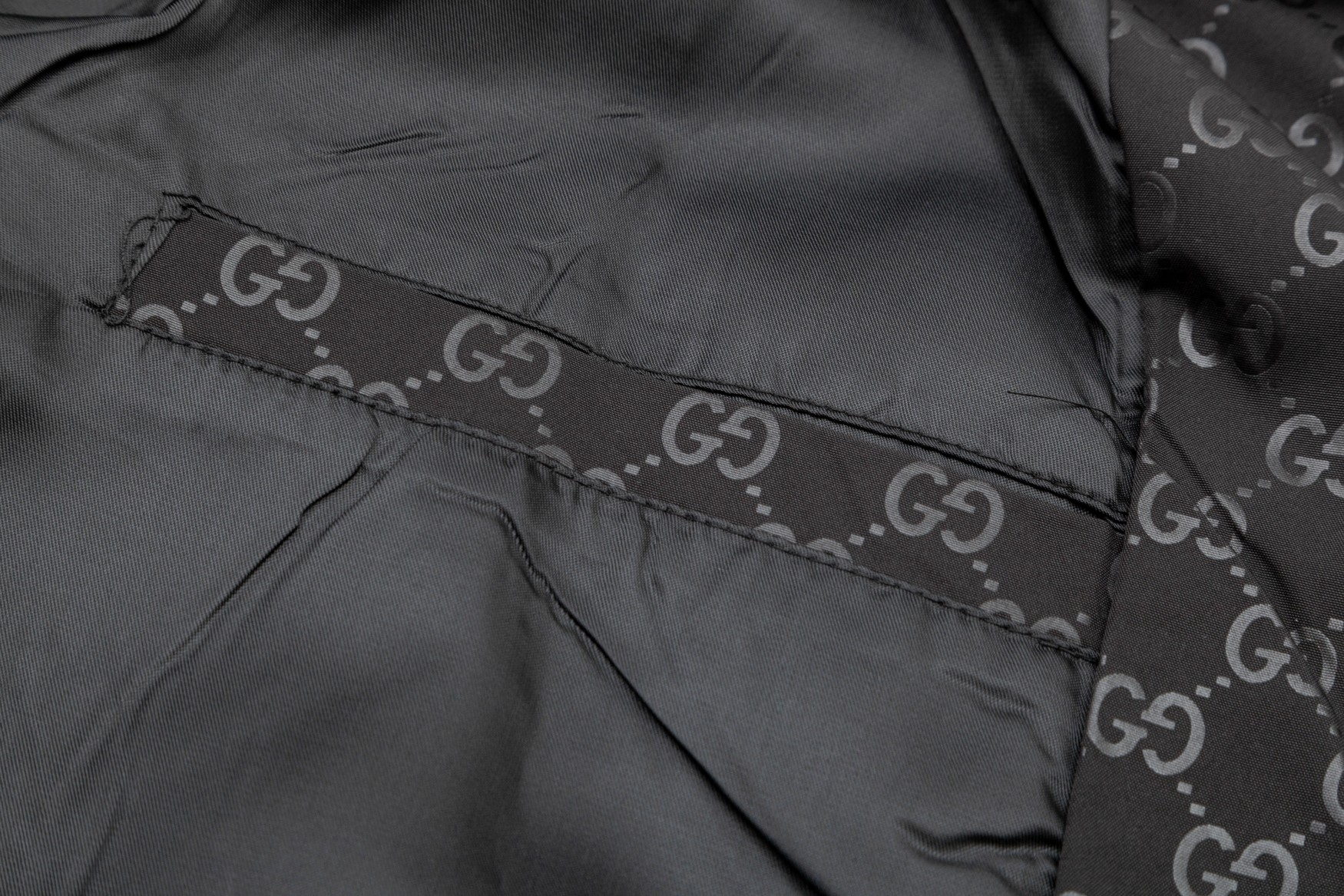 🅿165
2025  古驰GUCCI… 秋冬新款  经典老双G五金拉链Logo.高品质连帽外套 主推爆版  臻选定制面料 更高档次  高密度记忆拉丝里料  更加时尚舒适 高标准定制 上身非常有型 经典百搭 任何时装都可以搭配 版型超级好 值得推荐！ 
颜色：黑色 
码数:  M-4XL