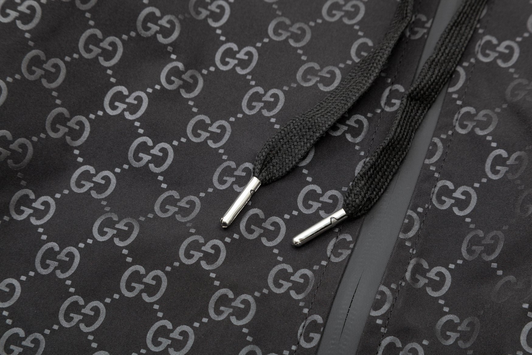 🅿165
2025  古驰GUCCI… 秋冬新款  经典老双G五金拉链Logo.高品质连帽外套 主推爆版  臻选定制面料 更高档次  高密度记忆拉丝里料  更加时尚舒适 高标准定制 上身非常有型 经典百搭 任何时装都可以搭配 版型超级好 值得推荐！ 
颜色：黑色 
码数:  M-4XL