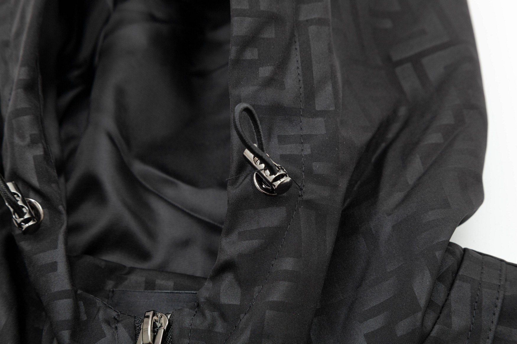 🅿165
2025   芬迪FENDI… 秋冬新款  经典老花五金拉链Logo.高品质连帽外套 主推爆版  臻选定制面料 更高档次  高密度记忆拉丝里料  更加时尚舒适 高标准定制 上身非常有型 经典百搭 任何时装都可以搭配 版型超级好 值得推荐！ 
颜色：图片色
码数:  M-4XL