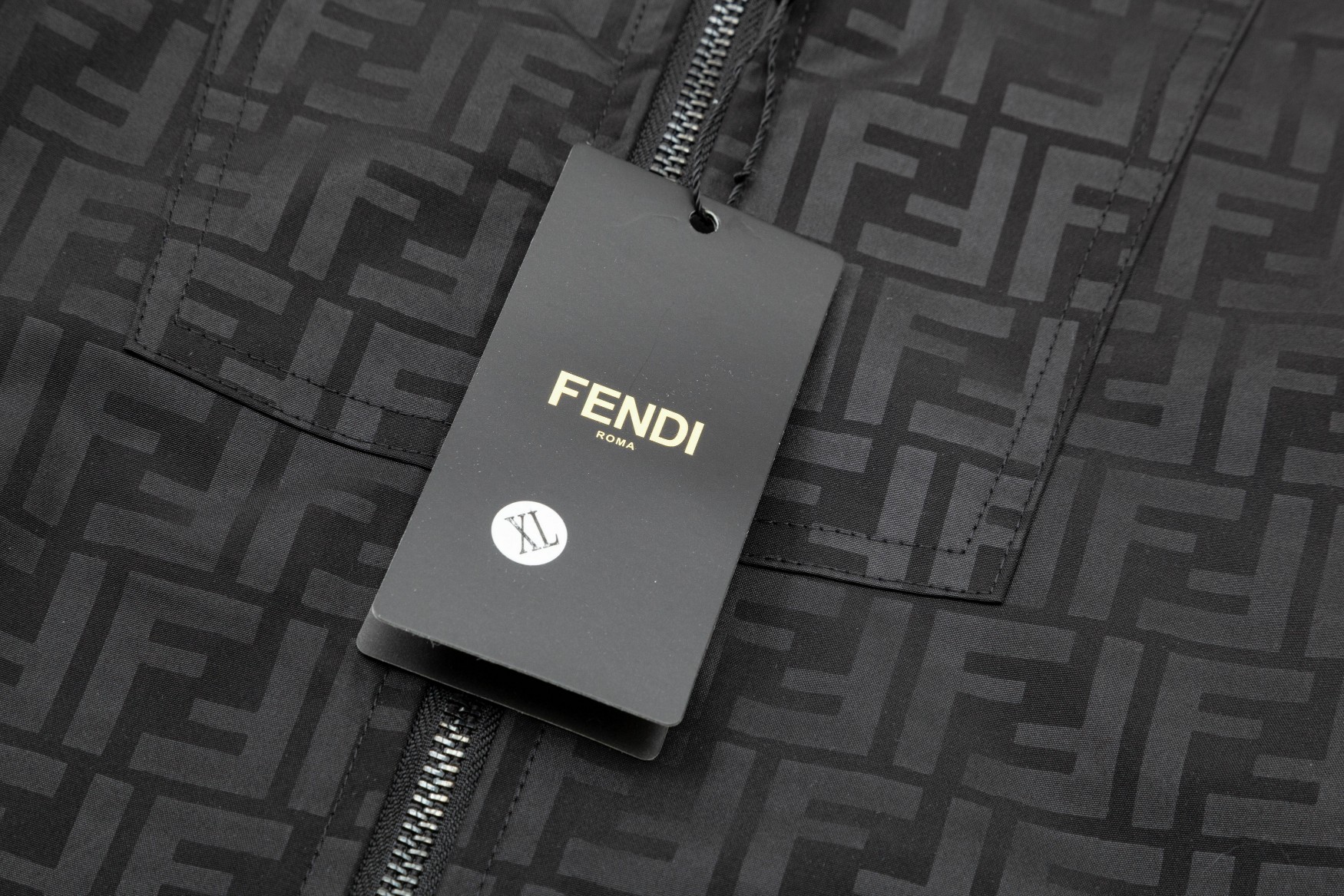 🅿165
2025   芬迪FENDI… 秋冬新款  经典老花五金拉链Logo.高品质连帽外套 主推爆版  臻选定制面料 更高档次  高密度记忆拉丝里料  更加时尚舒适 高标准定制 上身非常有型 经典百搭 任何时装都可以搭配 版型超级好 值得推荐！ 
颜色：图片色
码数:  M-4XL