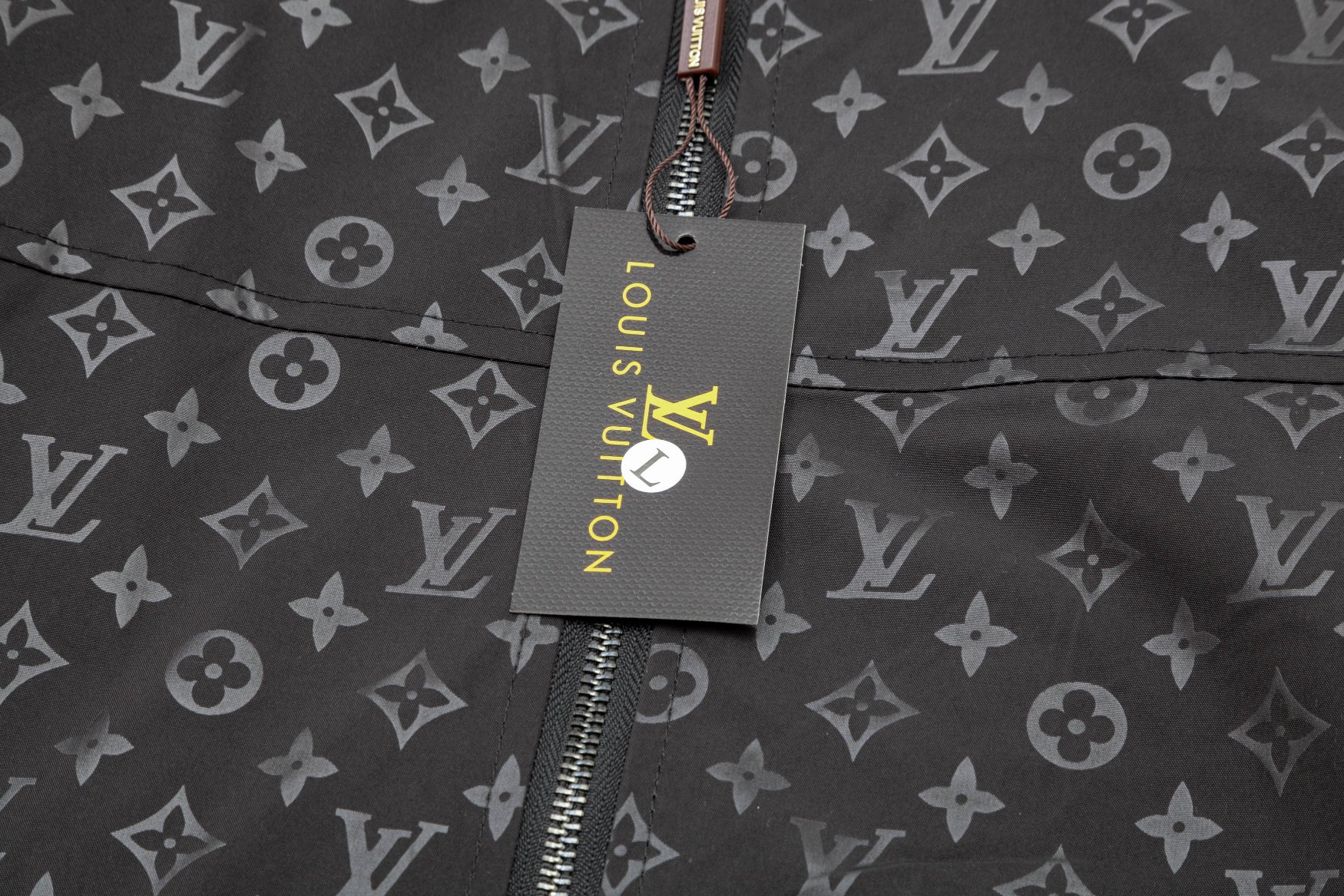🅿165
2025  LV驴家… 秋冬新款  经典老花五金拉链Logo.高品质连帽外套 主推爆版  臻选定制面料 更高档次  高密度记忆拉丝里料  更加时尚舒适 高标准定制 上身非常有型 经典百搭 任何时装都可以搭配 版型超级好 值得推荐！ 
颜色：黑色 咖啡
码数:  M-4XL