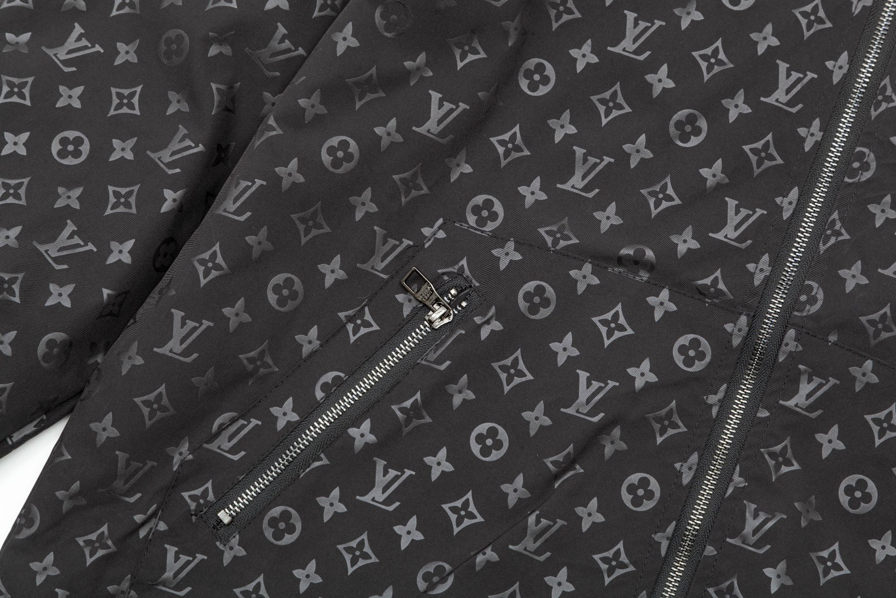 🅿165
2025  LV驴家… 秋冬新款  经典老花五金拉链Logo.高品质连帽外套 主推爆版  臻选定制面料 更高档次  高密度记忆拉丝里料  更加时尚舒适 高标准定制 上身非常有型 经典百搭 任何时装都可以搭配 版型超级好 值得推荐！ 
颜色：黑色 咖啡
码数:  M-4XL