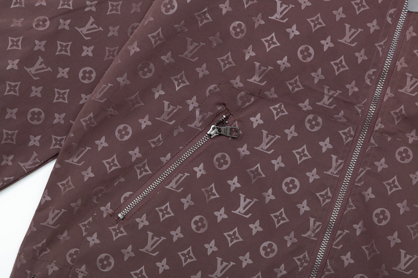 🅿165
2025 LV驴家… 秋冬新款  经典老花五金拉链Logo.高品质连帽外套 主推爆版  臻选定制面料 更高档次  高密度记忆拉丝里料  更加时尚舒适 高标准定制 上身非常有型 经典百搭 任何时装都可以搭配 版型超级好 值得推荐！ 
颜色：黑色 咖啡
码数:  M-4XL