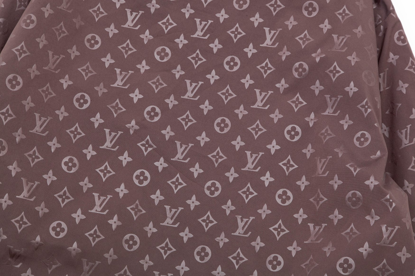 🅿165
2025 LV驴家… 秋冬新款  经典老花五金拉链Logo.高品质连帽外套 主推爆版  臻选定制面料 更高档次  高密度记忆拉丝里料  更加时尚舒适 高标准定制 上身非常有型 经典百搭 任何时装都可以搭配 版型超级好 值得推荐！ 
颜色：黑色 咖啡
码数:  M-4XL