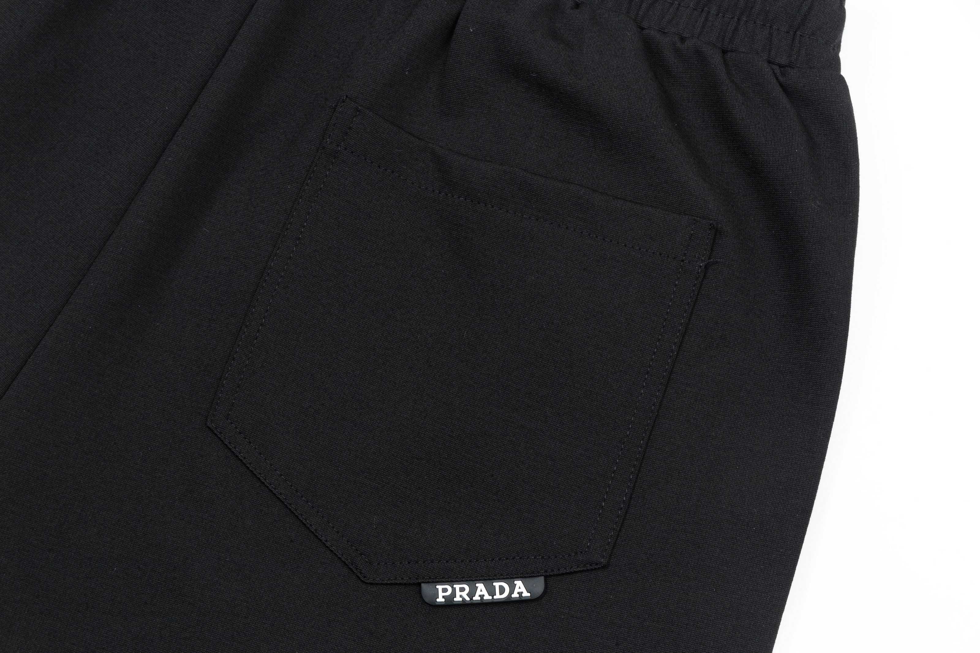2025 Prada New Knitting Shorts with Custom Embroidered Logo and Strong Crotch Comfort - 图片 4