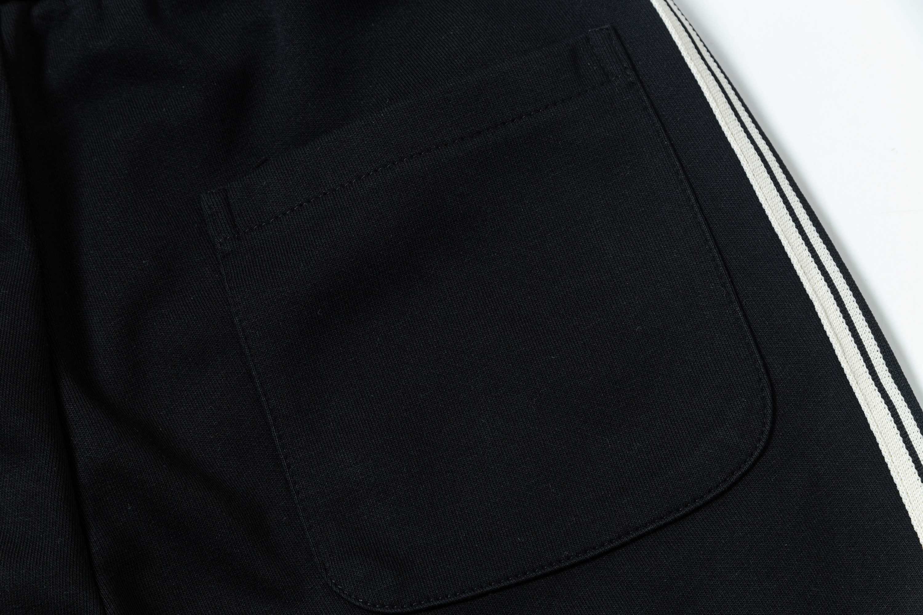 2025 GUCCI New Knitting Shorts: Custom Fabric, Embroidered Logo, Stylish Black Design - 图片 4
