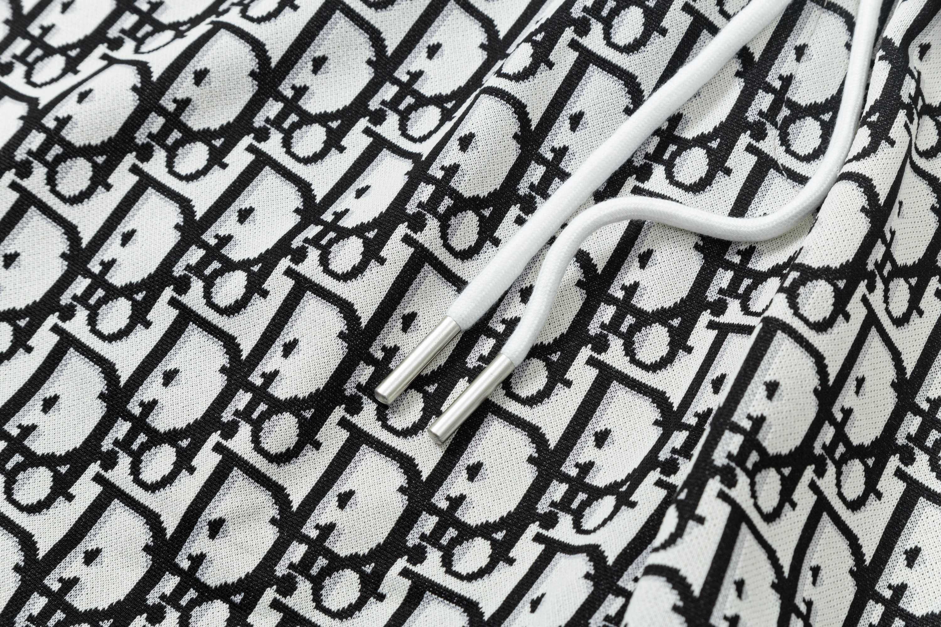 “Dior 2025 Spring Summer Knitting Shorts: High-Density Process, Gold Ropes, Stylish Comfort” - 图片 7