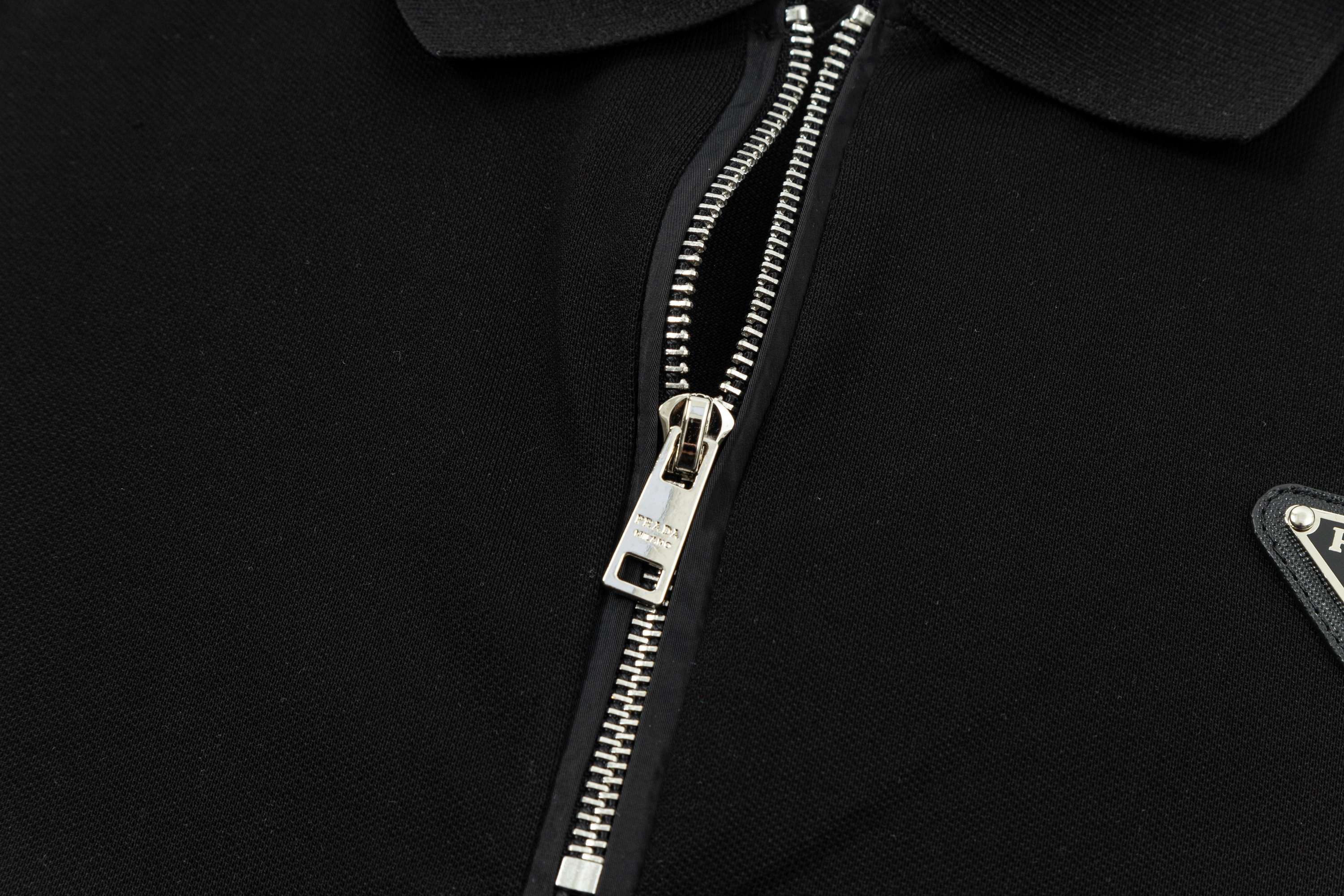 New 2025 Prada POLO Shirts with Gorretex Logo Buttons in White and Black, Sizes M-3XL - 图片 4
