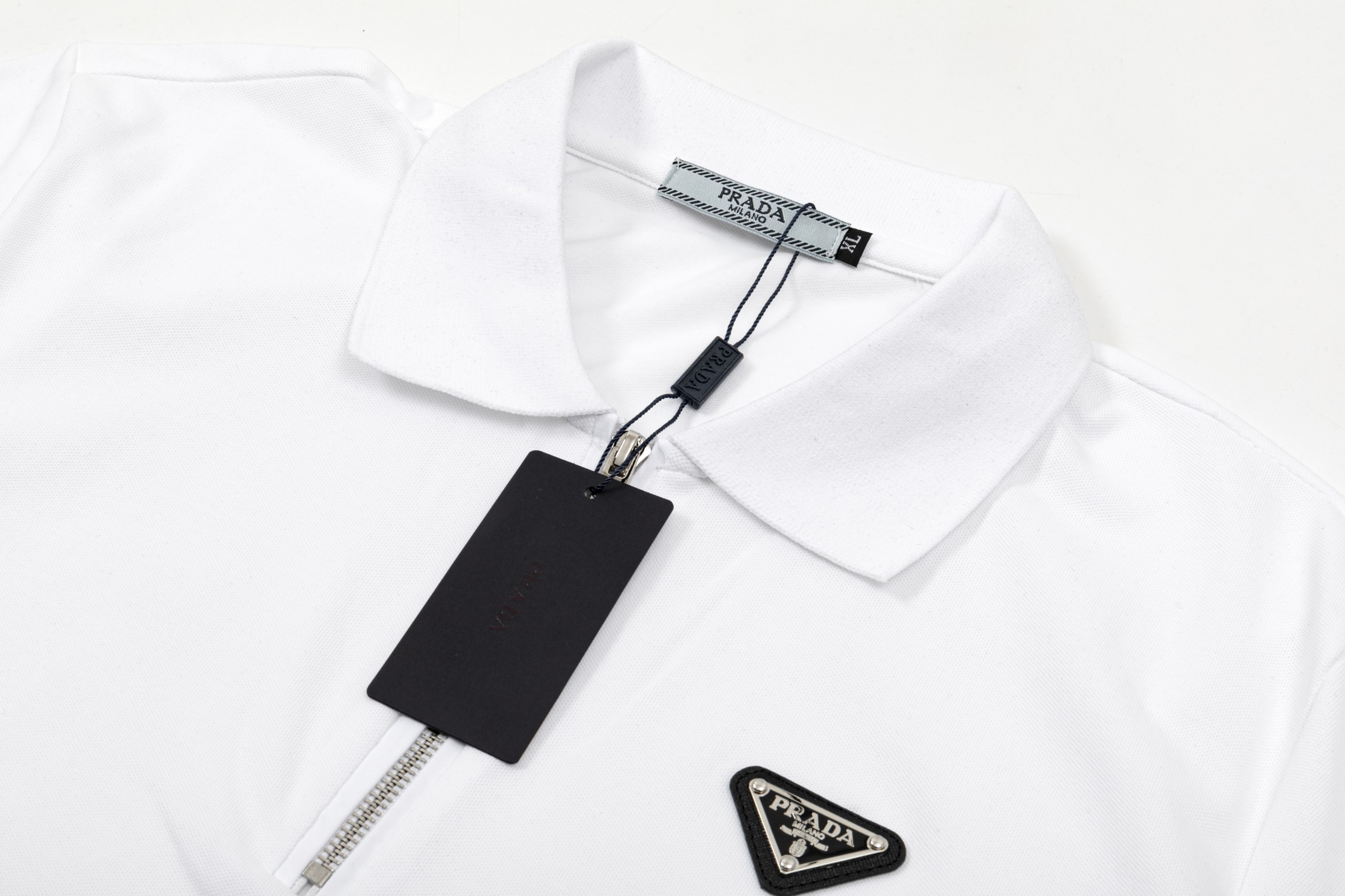 High-Quality Prada Polo Shirts with Gorretex Logo Buttons in White and Black, 2025 Collection. - 图片 3
