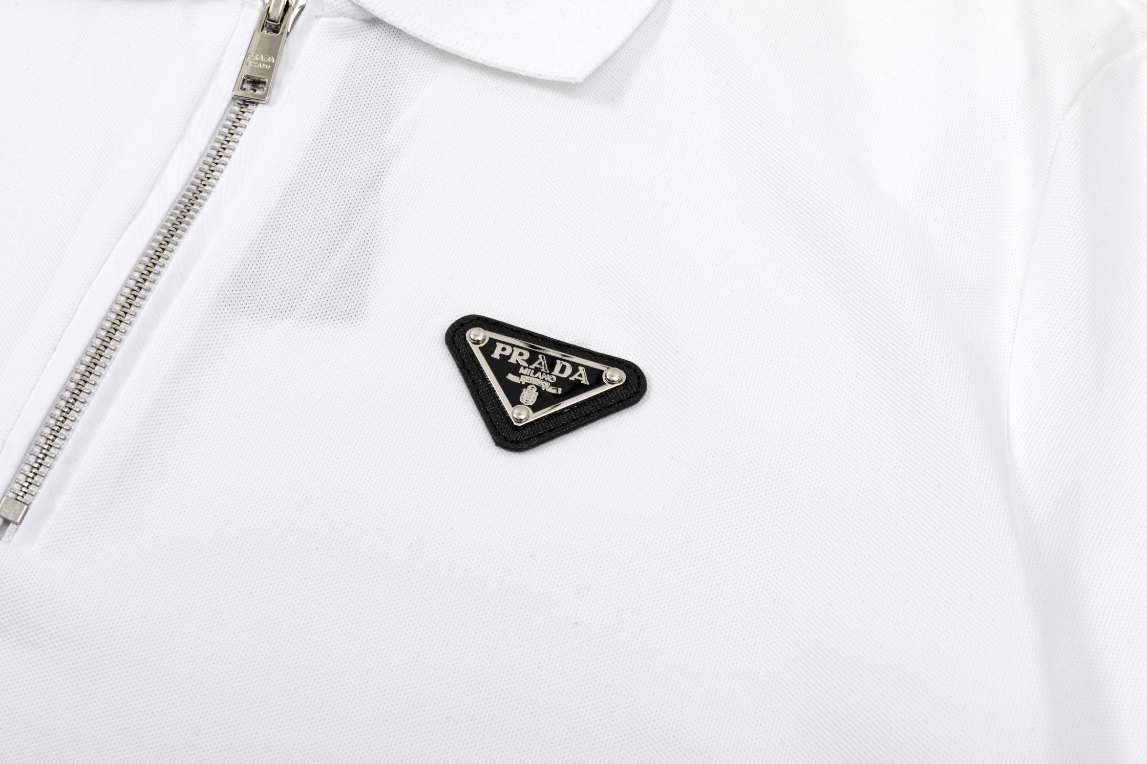 High-Quality Prada Polo Shirts with Gorretex Logo Buttons in White and Black, 2025 Collection. - 图片 5