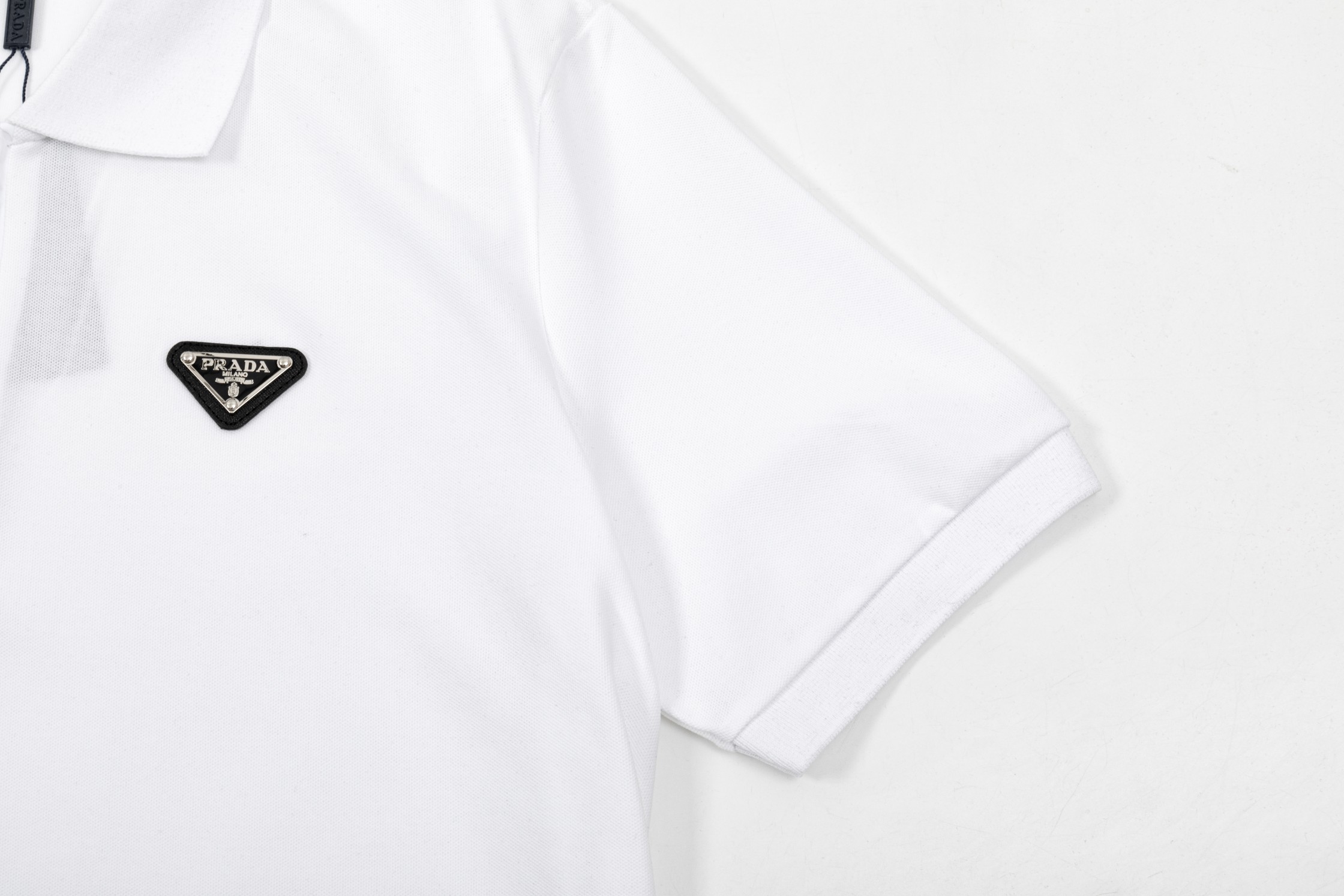 High-Quality Prada Polo Shirts with Gorretex Logo Buttons in White and Black, 2025 Collection. - 图片 6