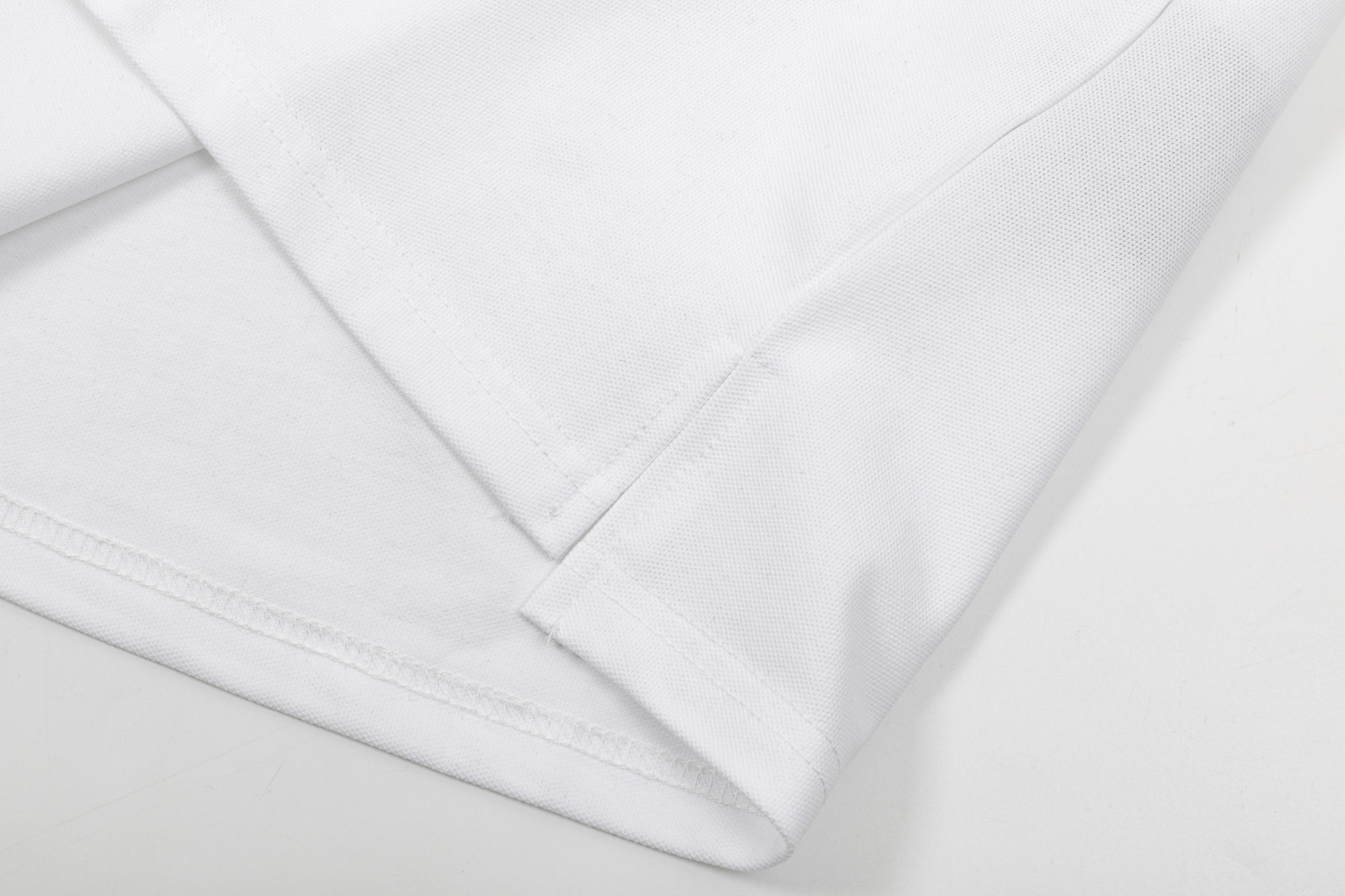 High-Quality Prada Polo Shirts with Gorretex Logo Buttons in White and Black, 2025 Collection. - 图片 7