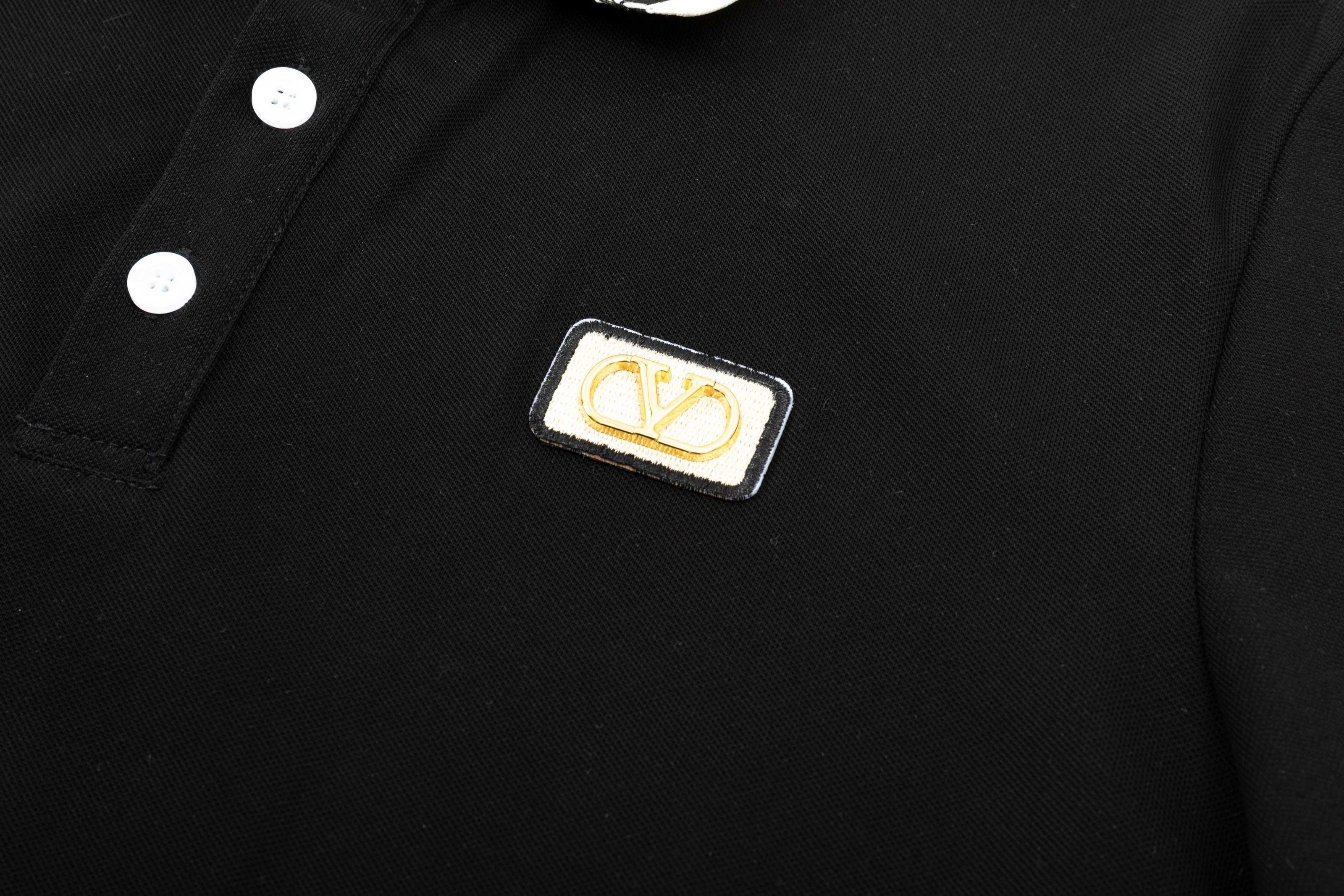 High-quality Valentino POLO shirts with Gorretex logo buttons in white and black. Sizes M-3XL. - 图片 5