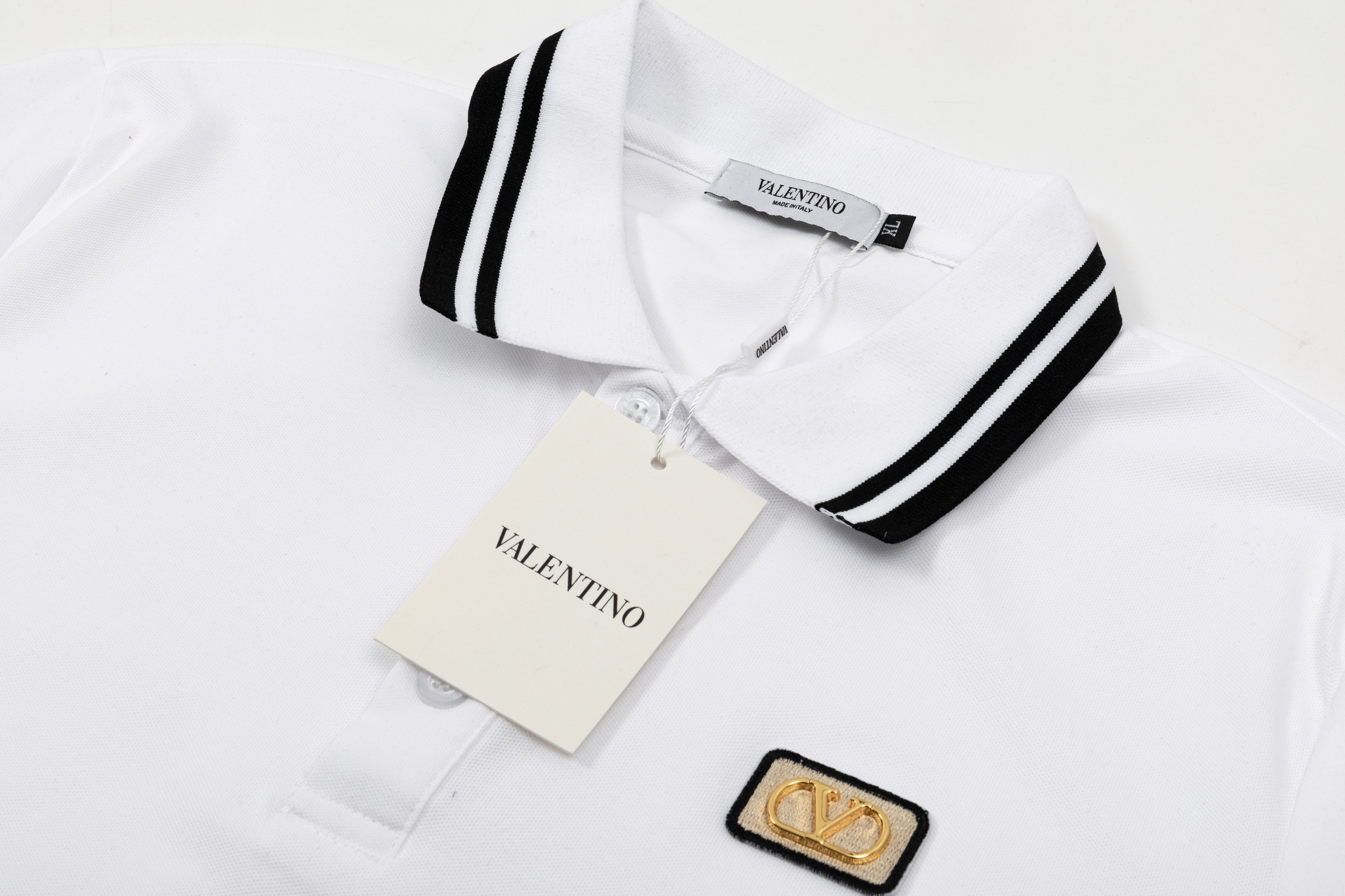 New Valentino POLO Shirts with Gorretex Logo Buttons – 2025 Collection in White and Black - 图片 3