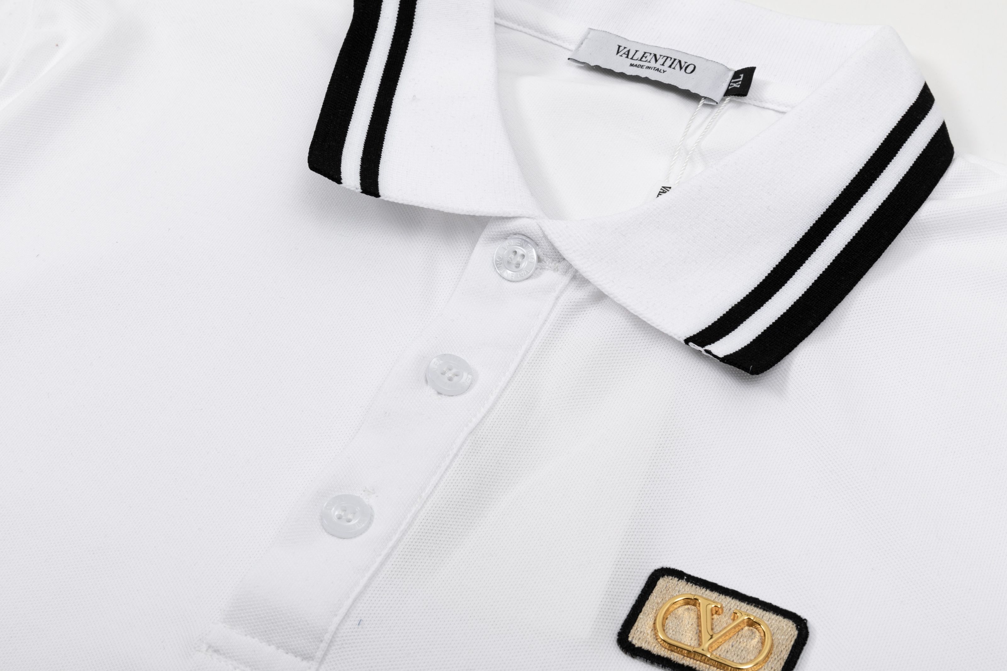 New Valentino POLO Shirts with Gorretex Logo Buttons – 2025 Collection in White and Black - 图片 4